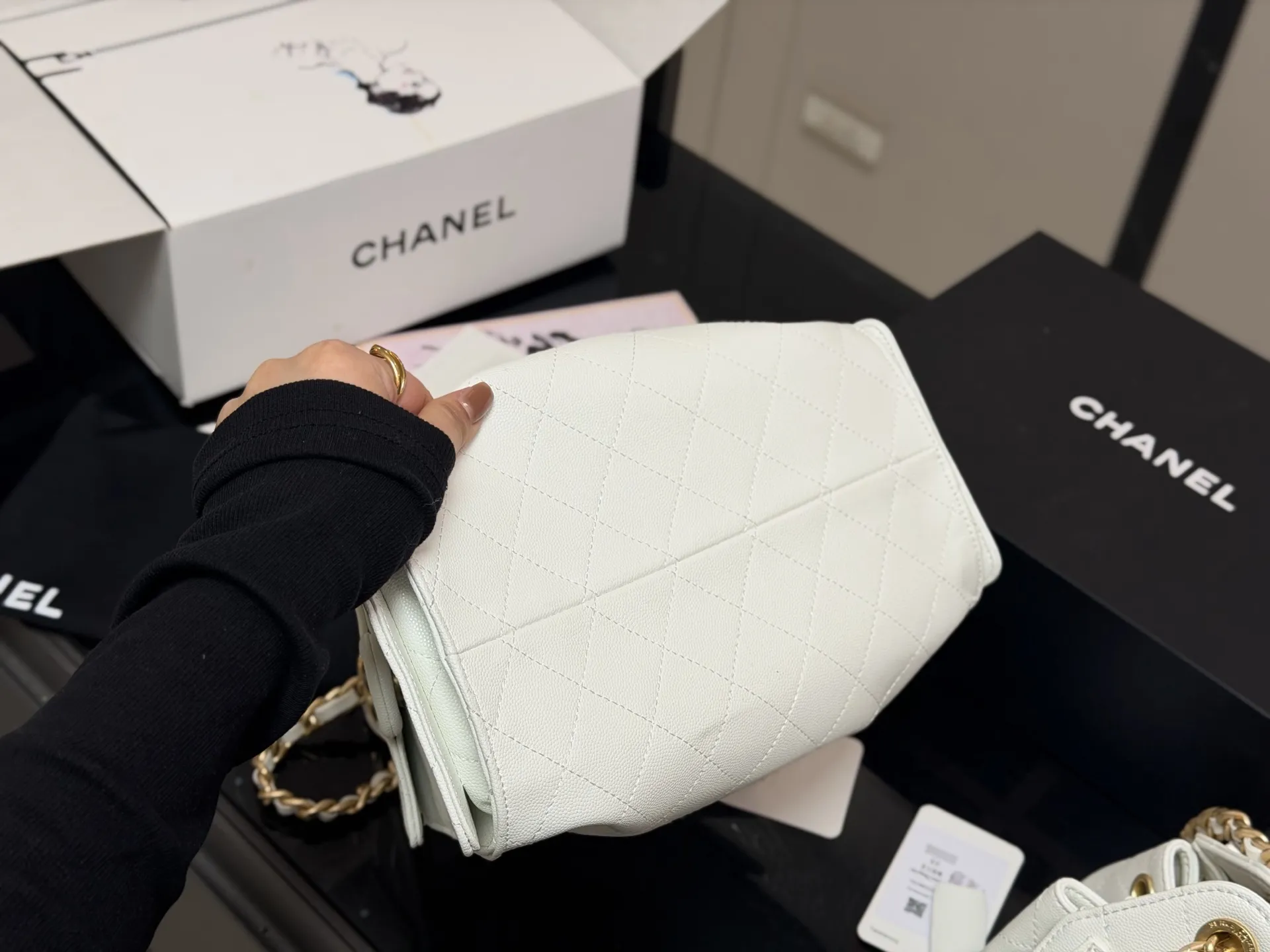 ¥240 ¥230 配折叠盒飞机盒 Chanel 25bag 小号真绝绝子! 今年香奈儿25s系列简直美爆... 这只hobo是个小号尺寸个人觉得比较日常 油蜡皮的质感颗粒没这么重反而很细腻 也比较耐磨~时髦精必备单品! 尺寸:26cm 22cm日常出门完全够了