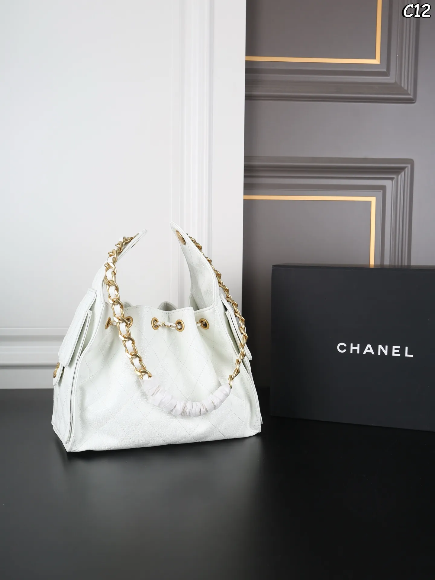 P205 全套礼盒 CHANEL香奈儿 25Bag 25S hobo 鱼子酱 抽绳水桶包 腋下包单肩包 高级又野性,让人一见倾心~ 越用越软糯,高级感满满! Jennie同款!!慵懒感十足! 堪称一包多背的风格 权志龙同款! 尺寸:25×18