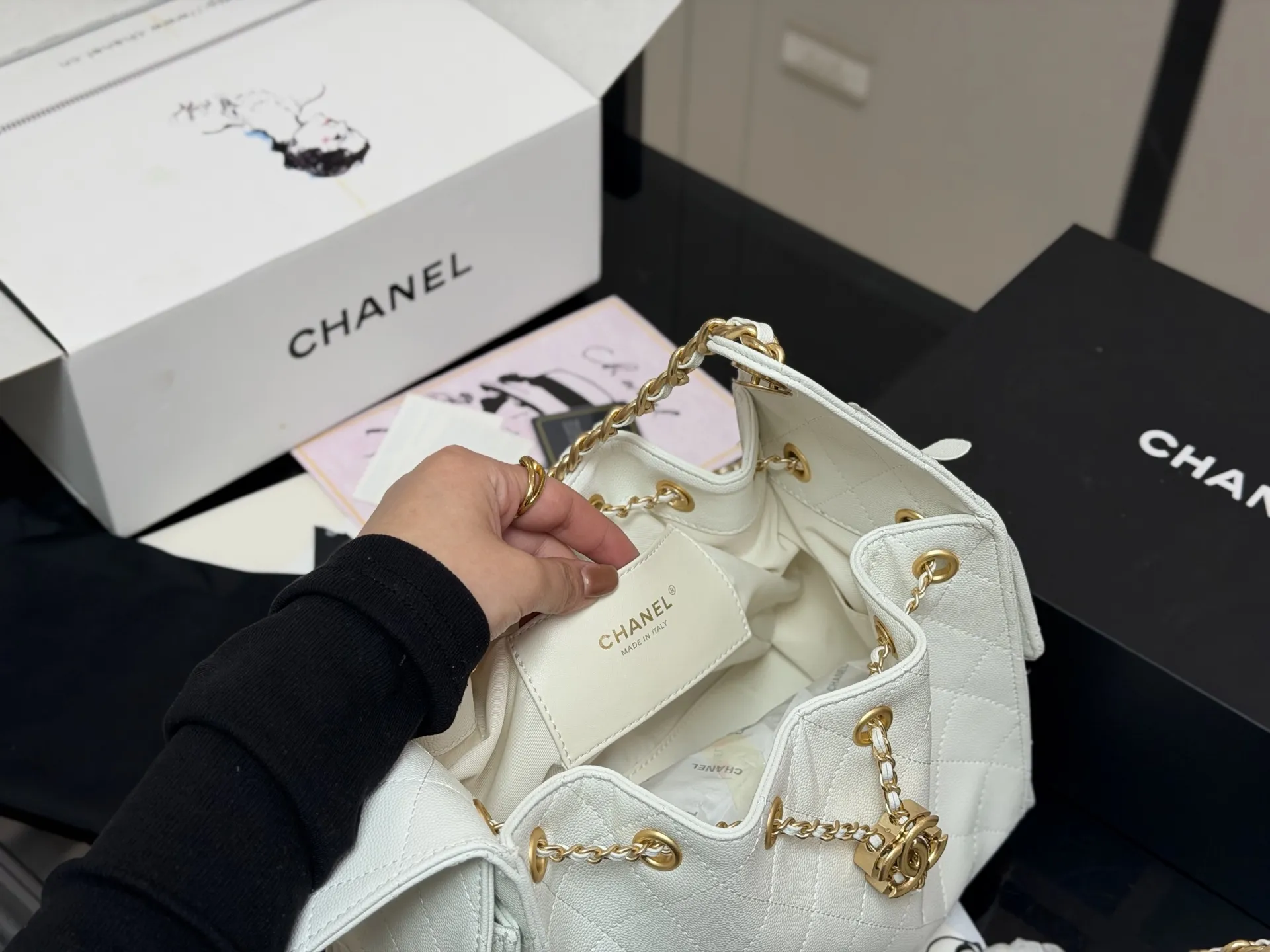 &yen;240 &yen;230 配折叠盒飞机盒 Chanel 25bag 小号真绝绝子! 今年香奈儿25s系列简直美爆... 这只hobo是个小号尺寸个人觉得比较日常 油蜡皮的质感颗粒没这么重反而很细腻 也比较耐磨~时髦精必备单品! 尺寸:26cm 22cm日常出门完全够了