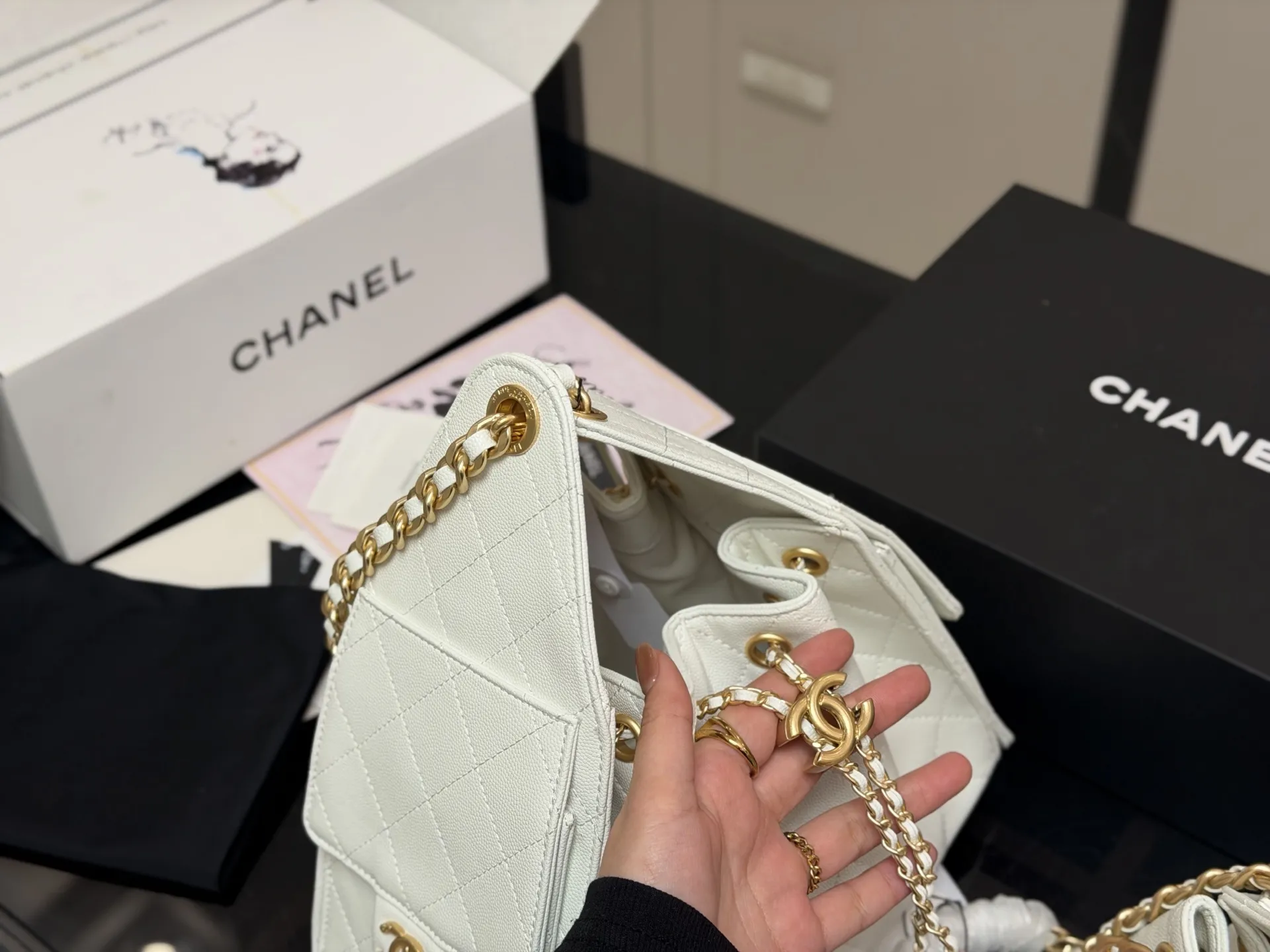&yen;240 &yen;230 配折叠盒飞机盒 Chanel 25bag 小号真绝绝子! 今年香奈儿25s系列简直美爆... 这只hobo是个小号尺寸个人觉得比较日常 油蜡皮的质感颗粒没这么重反而很细腻 也比较耐磨~时髦精必备单品! 尺寸:26cm 22cm日常出门完全够了