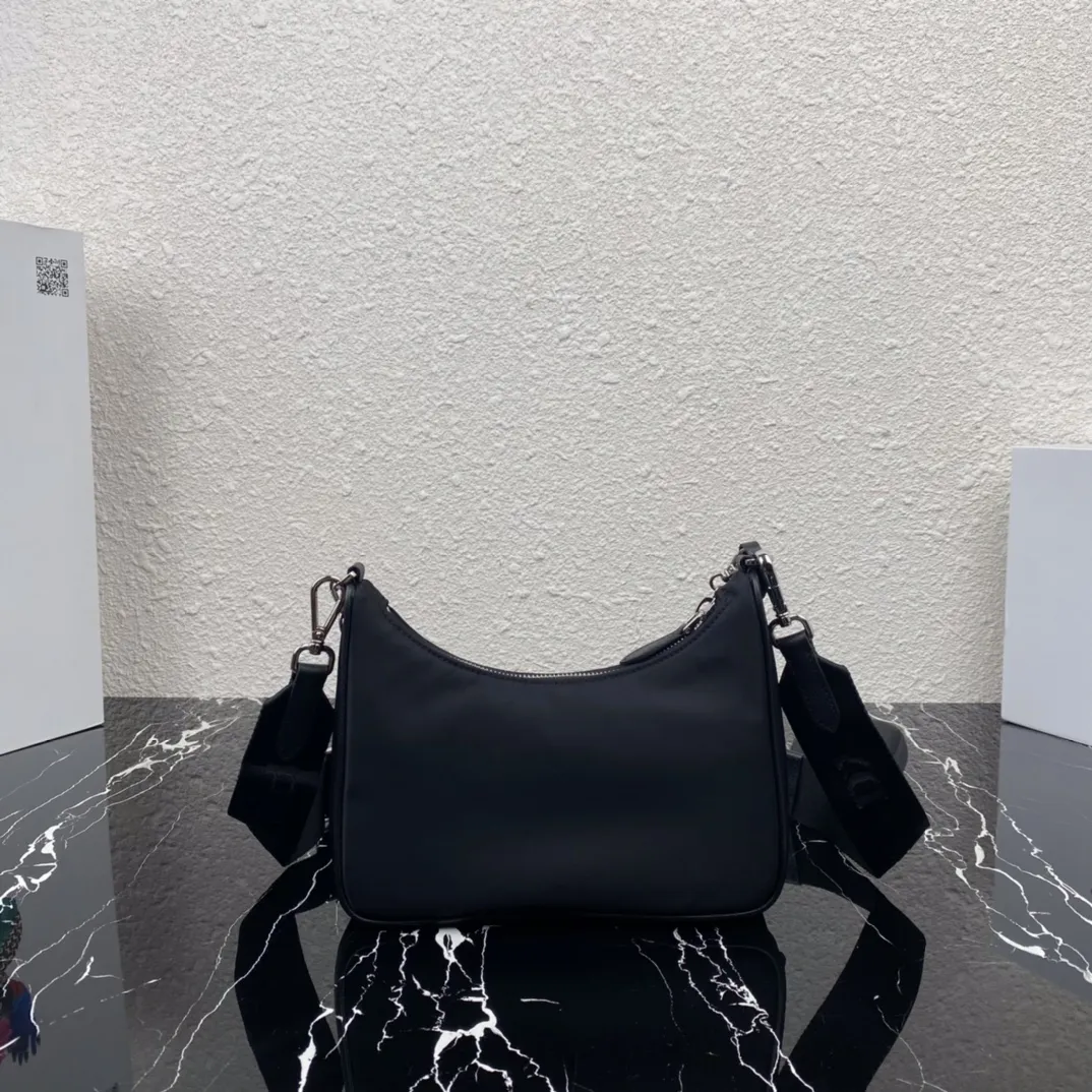 P260 🎉Prada新款nylon Hobo手拎/腋下包😘😘网红姐妹团疯狂种草而风靡时尚圈的hobo 出了新款!👏👏这款Hobo包设计太棒了👍👍一包三用😘😘腰包/斜挎/单挎👍👍把手柄换成了链条,当腋下包多了一抹子性感,还配上长肩带,最爱的是肩带还挂着个小挂饰(小包),也可以挂其它包和裤头当饰品呼应 🙊🙊平常各种衣着搭配都没 问题😘😘宝宝们赶紧入手哦,太美了🙊🙊型号:1BH204,尺寸:长22X高12x底6cm