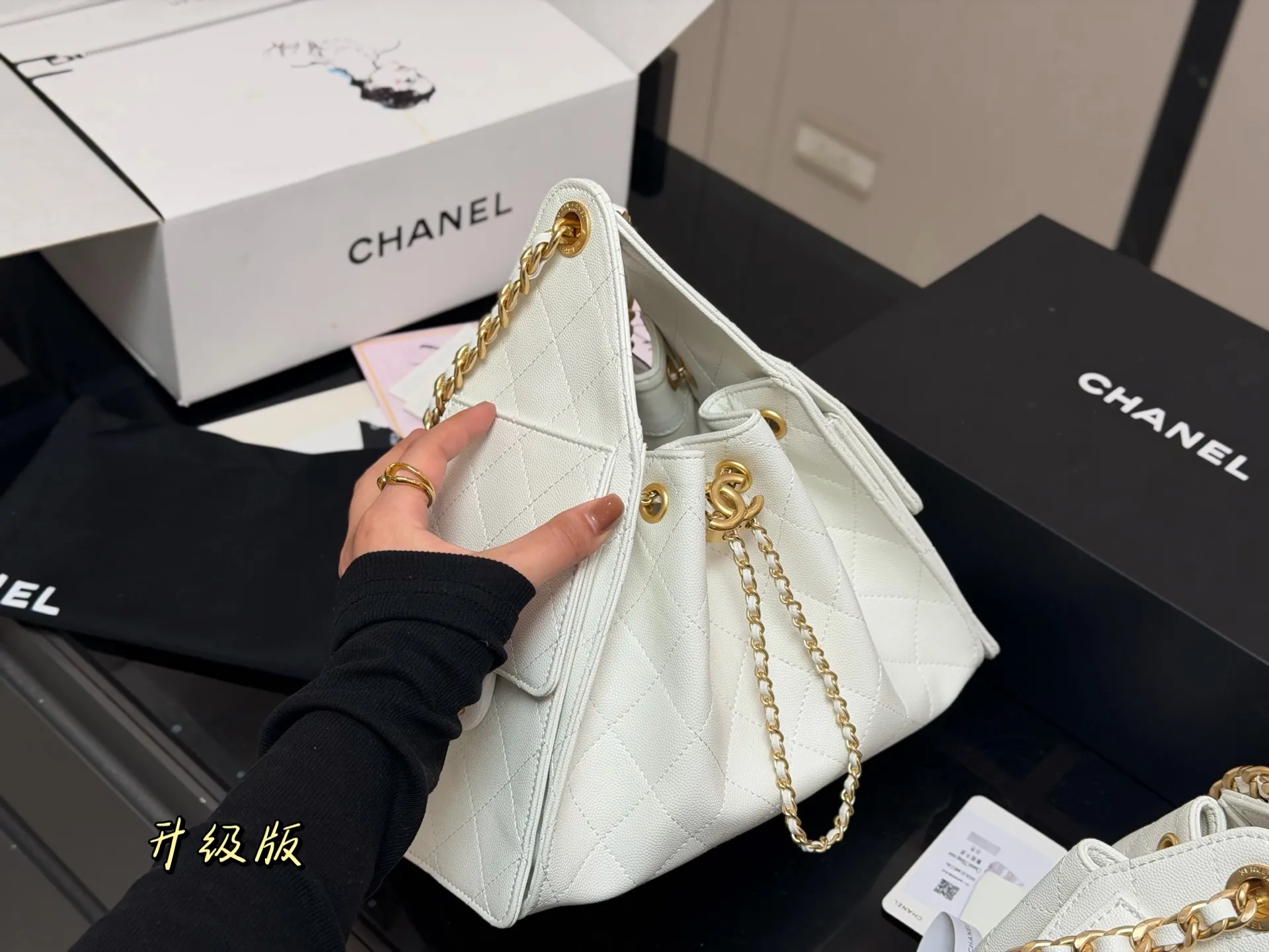 &yen;240 &yen;230 配折叠盒飞机盒 Chanel 25bag 小号真绝绝子! 今年香奈儿25s系列简直美爆... 这只hobo是个小号尺寸个人觉得比较日常 油蜡皮的质感颗粒没这么重反而很细腻 也比较耐磨~时髦精必备单品! 尺寸:26cm 22cm日常出门完全够了