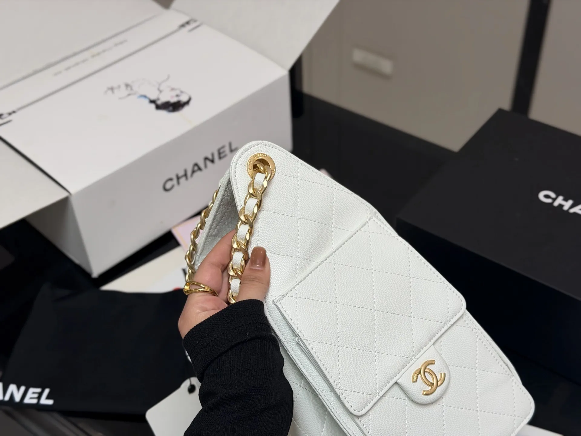 &yen;240 &yen;230 配折叠盒飞机盒 Chanel 25bag 小号真绝绝子! 今年香奈儿25s系列简直美爆... 这只hobo是个小号尺寸个人觉得比较日常 油蜡皮的质感颗粒没这么重反而很细腻 也比较耐磨~时髦精必备单品! 尺寸:26cm 22cm日常出门完全够了