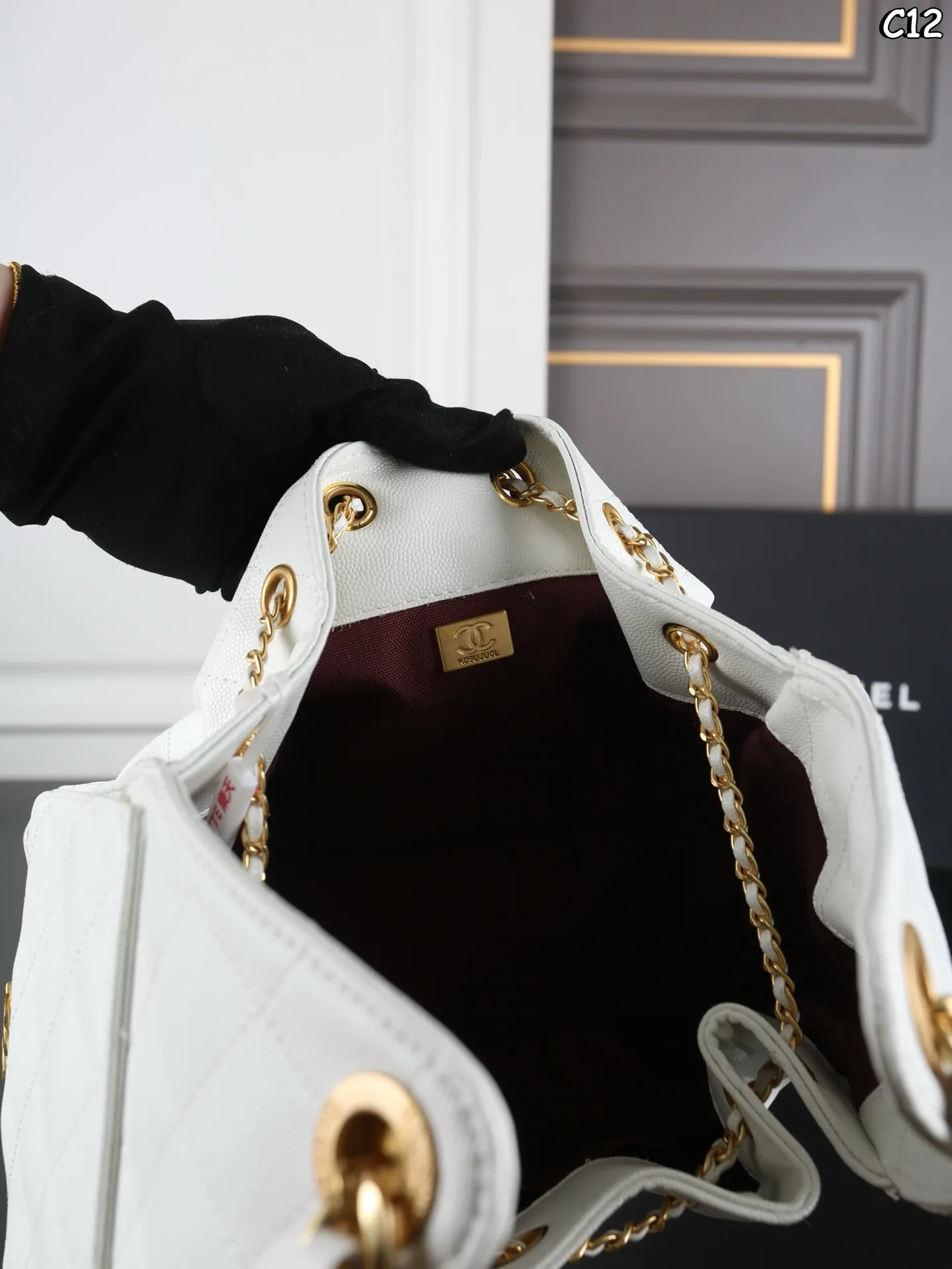 P205 全套礼盒 CHANEL香奈儿 25Bag 25S hobo 鱼子酱 抽绳水桶包 腋下包单肩包 高级又野性,让人一见倾心~ 越用越软糯,高级感满满! Jennie同款!!慵懒感十足! 堪称一包多背的风格 权志龙同款! 尺寸:25×18