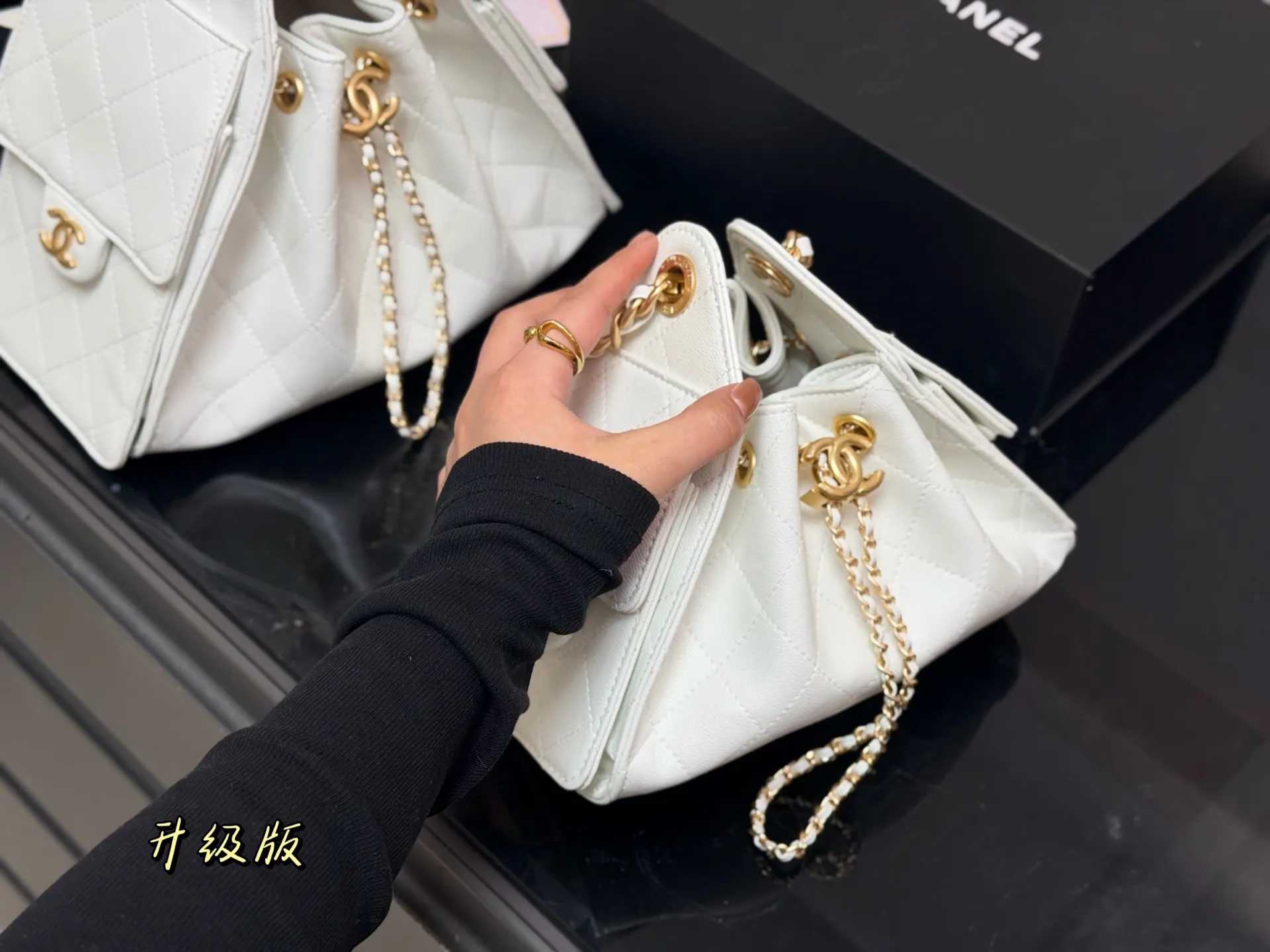 &yen;240 &yen;230 配折叠盒飞机盒 Chanel 25bag 小号真绝绝子! 今年香奈儿25s系列简直美爆... 这只hobo是个小号尺寸个人觉得比较日常 油蜡皮的质感颗粒没这么重反而很细腻 也比较耐磨~时髦精必备单品! 尺寸:26cm 22cm日常出门完全够了