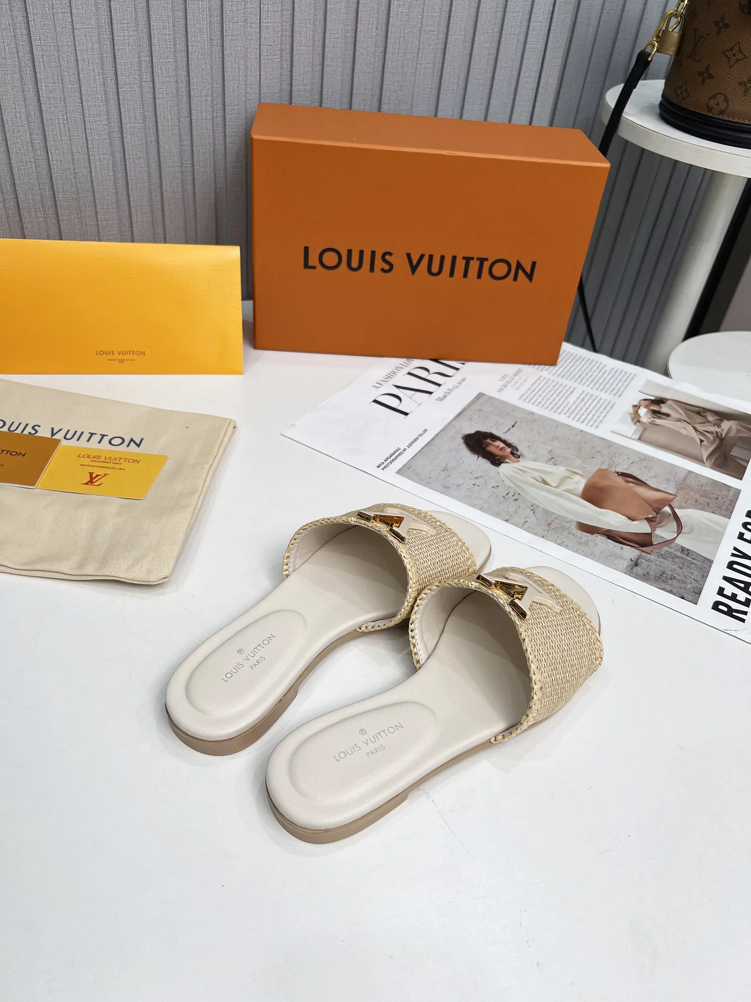 🔥🔥最新路易威登LV 24年女士官网1:1编织拖鞋。面料由拉菲草纯手工一针一针钩织而成。时髦丽人逛街 聚会 度假 超舒。10个色✌️。大量现货热卖中🎉🎉码数35–43。平底橡胶170真皮底210