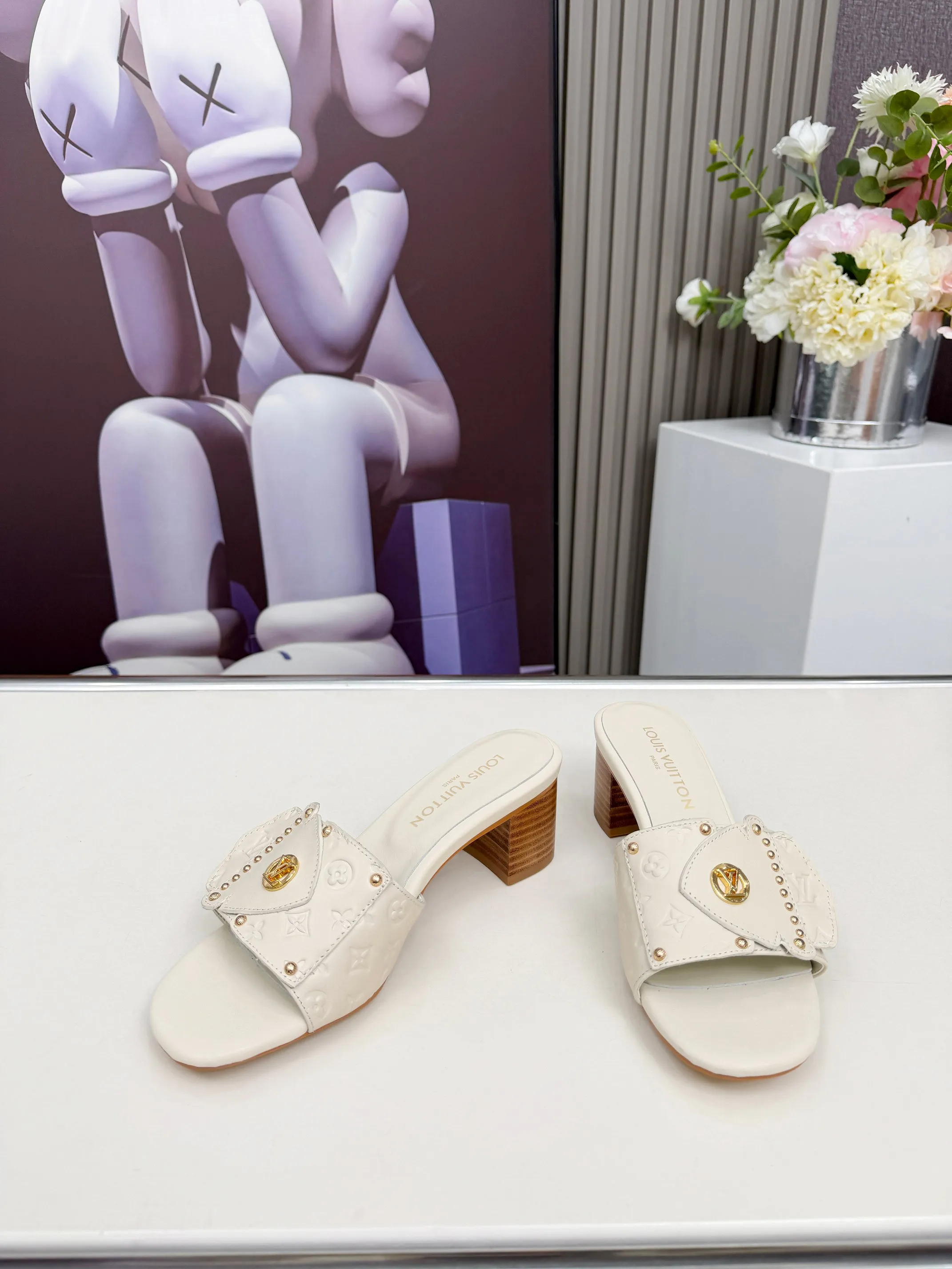 🌹🌹🌹Louis Vuitton路易威登2026春夏最新款 此款LV Frame平底穆勒鞋取材压印微型Mongrum 的图案的牛皮格 饰带细节精致考究 承袭Came Box手袋翻盖元素 点缀铆钉与Lv标识 鞋底取自耐用皮革 收束整体没计 颜色: 黒色 米色 码数:35一40码 (4142 43 44可定做 不退不换)P190(真皮底可定做+30)