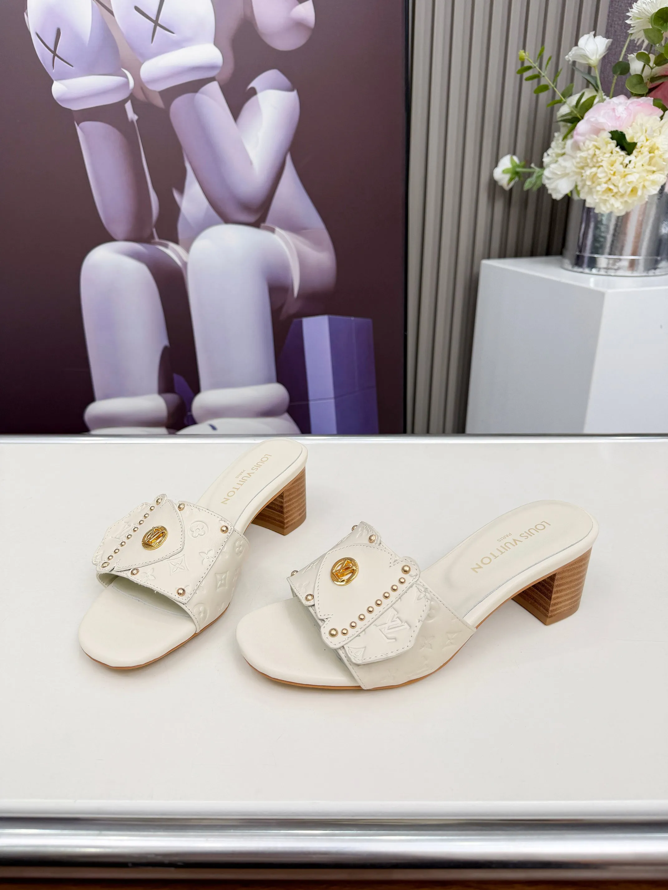 🌹🌹🌹Louis Vuitton路易威登2026春夏最新款 此款LV Frame平底穆勒鞋取材压印微型Mongrum 的图案的牛皮格 饰带细节精致考究 承袭Came Box手袋翻盖元素 点缀铆钉与Lv标识 鞋底取自耐用皮革 收束整体没计 颜色： 黒色 米色 码数：35一40码 （4142 43 44可定做 不退不换）P190（真皮底可定做+30）