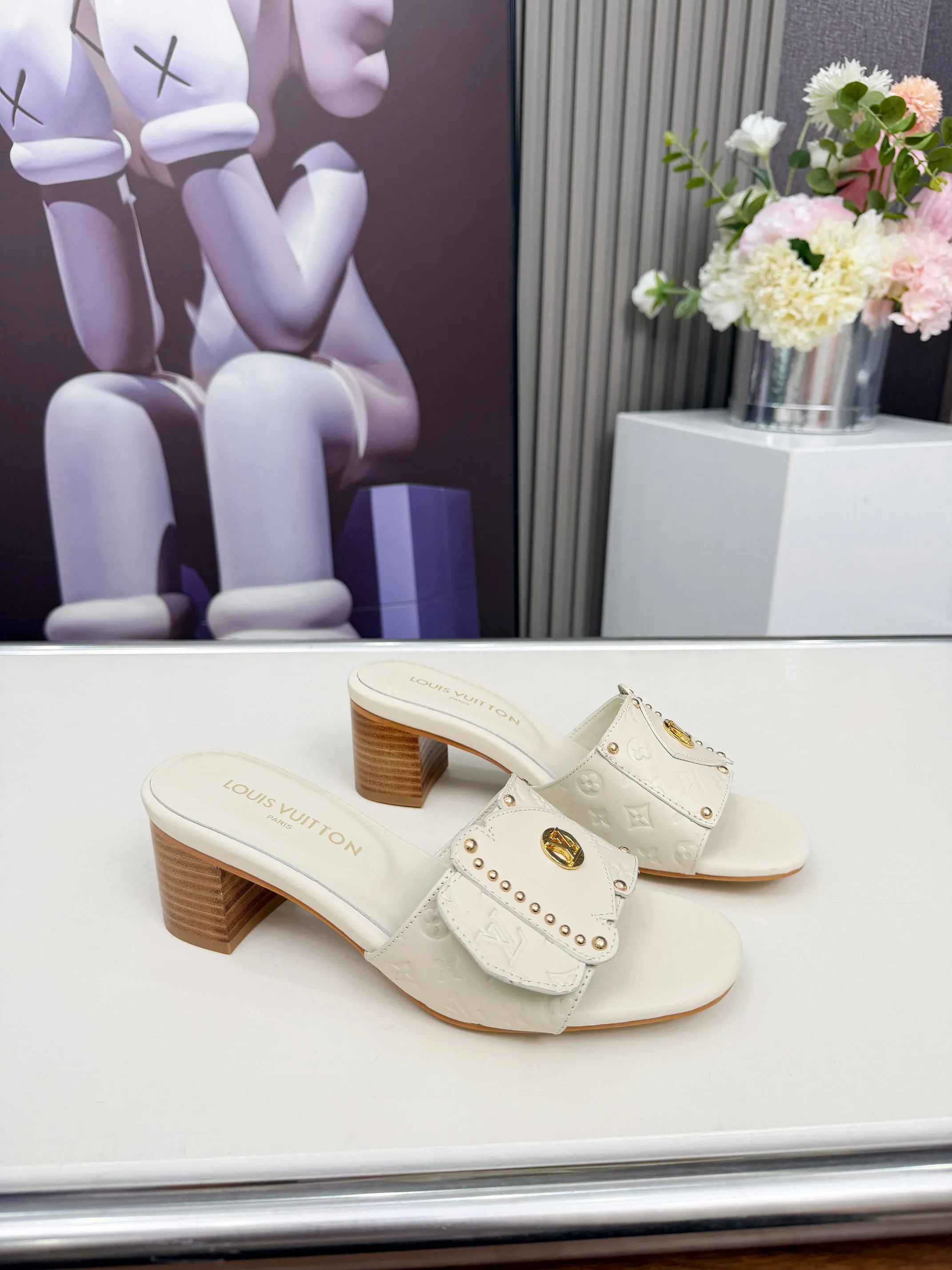 🌹🌹🌹Louis Vuitton路易威登2026春夏最新款 此款LV Frame平底穆勒鞋取材压印微型Mongrum 的图案的牛皮格 饰带细节精致考究 承袭Came Box手袋翻盖元素 点缀铆钉与Lv标识 鞋底取自耐用皮革 收束整体没计 颜色： 黒色 米色 码数：35一40码 （4142 43 44可定做 不退不换）P190（真皮底可定做+30）