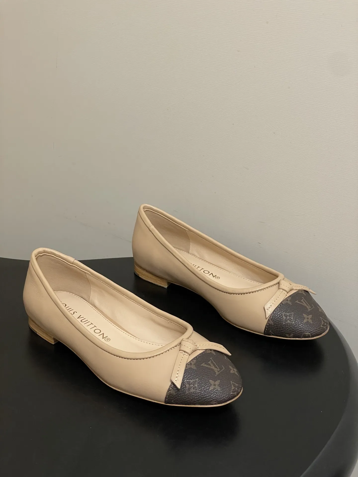 p280- 26Ss春季新款Louis Vuitton LV X TM DARLING 村上隆联名老花芭蕾舞鞋蝴蝶结拼色平底单鞋经典三彩/麂皮绒面船鞋 本款Darling芭蕾平底鞋采用缤纷Monogram Multicolore帆布,致敬路易威登和日本艺术家村上隆的再度携手。经典圆头芭蕾舞鞋点缀皮 革饰边和蝴蝶结,柔软皮革鞋底完善易搭构型。 鞋面:定制老花皮/羊皮/细腻羊猄皮 内里垫脚:羊皮 鞋底:意大利真皮大底 码数:35-39(40.41.42定做不退换)