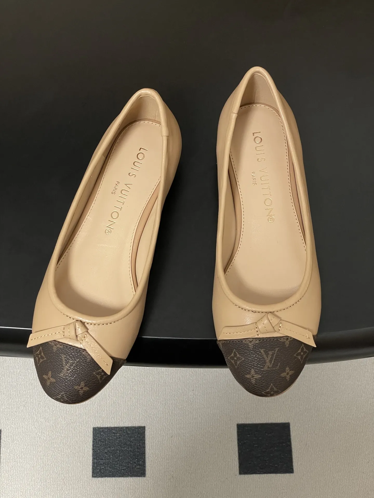 p280- 26Ss春季新款Louis Vuitton LV X TM DARLING 村上隆联名老花芭蕾舞鞋蝴蝶结拼色平底单鞋经典三彩/麂皮绒面船鞋 本款Darling芭蕾平底鞋采用缤纷Monogram Multicolore帆布，致敬路易威登和日本艺术家村上隆的再度携手。经典圆头芭蕾舞鞋点缀皮 革饰边和蝴蝶结，柔软皮革鞋底完善易搭构型。 鞋面：定制老花皮/羊皮/细腻羊猄皮 内里垫脚：羊皮 鞋底：意大利真皮大底 码数：35-39（40.41.42定做不退换）