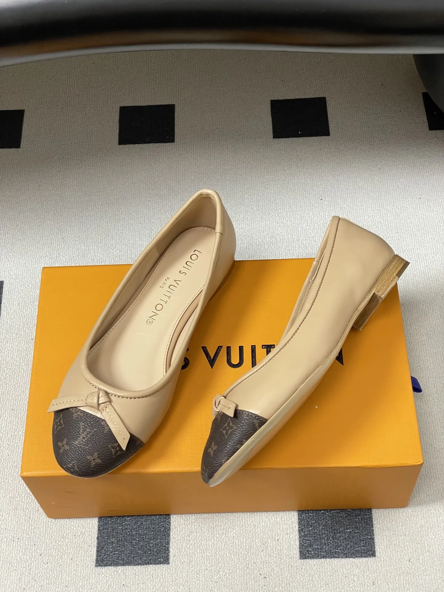 p280- 26Ss春季新款Louis Vuitton LV X TM DARLING 村上隆联名老花芭蕾舞鞋蝴蝶结拼色平底单鞋经典三彩/麂皮绒面船鞋 本款Darling芭蕾平底鞋采用缤纷Monogram Multicolore帆布，致敬路易威登和日本艺术家村上隆的再度携手。经典圆头芭蕾舞鞋点缀皮 革饰边和蝴蝶结，柔软皮革鞋底完善易搭构型。 鞋面：定制老花皮/羊皮/细腻羊猄皮 内里垫脚：羊皮 鞋底：意大利真皮大底 码数：35-39（40.41.42定做不退换）