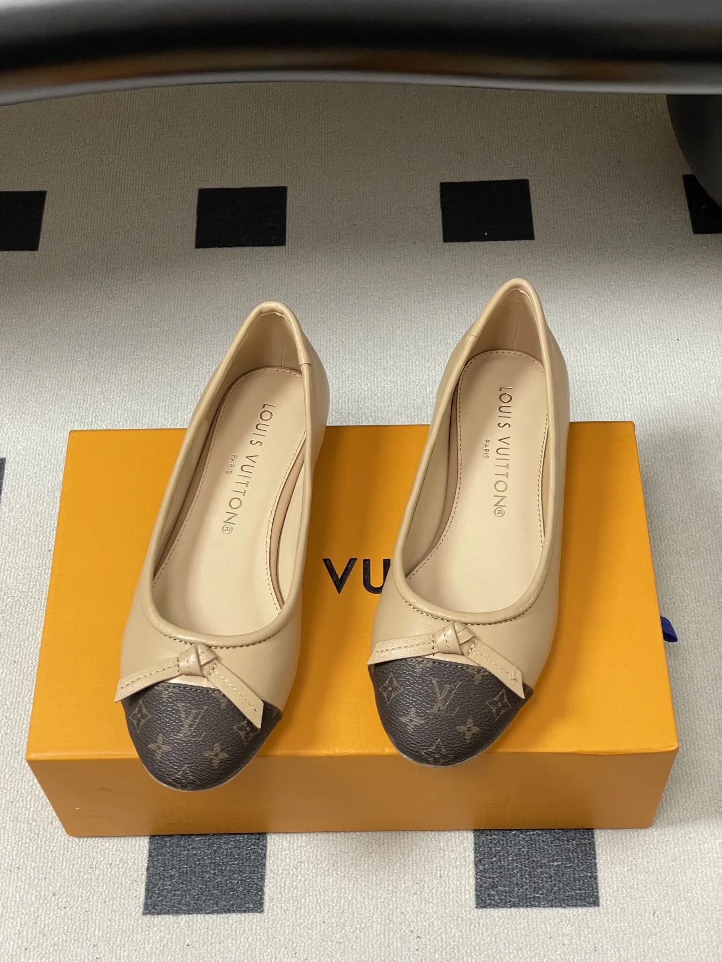 p280- 26Ss春季新款Louis Vuitton LV X TM DARLING 村上隆联名老花芭蕾舞鞋蝴蝶结拼色平底单鞋经典三彩/麂皮绒面船鞋 本款Darling芭蕾平底鞋采用缤纷Monogram Multicolore帆布,致敬路易威登和日本艺术家村上隆的再度携手。经典圆头芭蕾舞鞋点缀皮 革饰边和蝴蝶结,柔软皮革鞋底完善易搭构型。 鞋面:定制老花皮/羊皮/细腻羊猄皮 内里垫脚:羊皮 鞋底:意大利真皮大底 码数:35-39(40.41.42定做不退换)