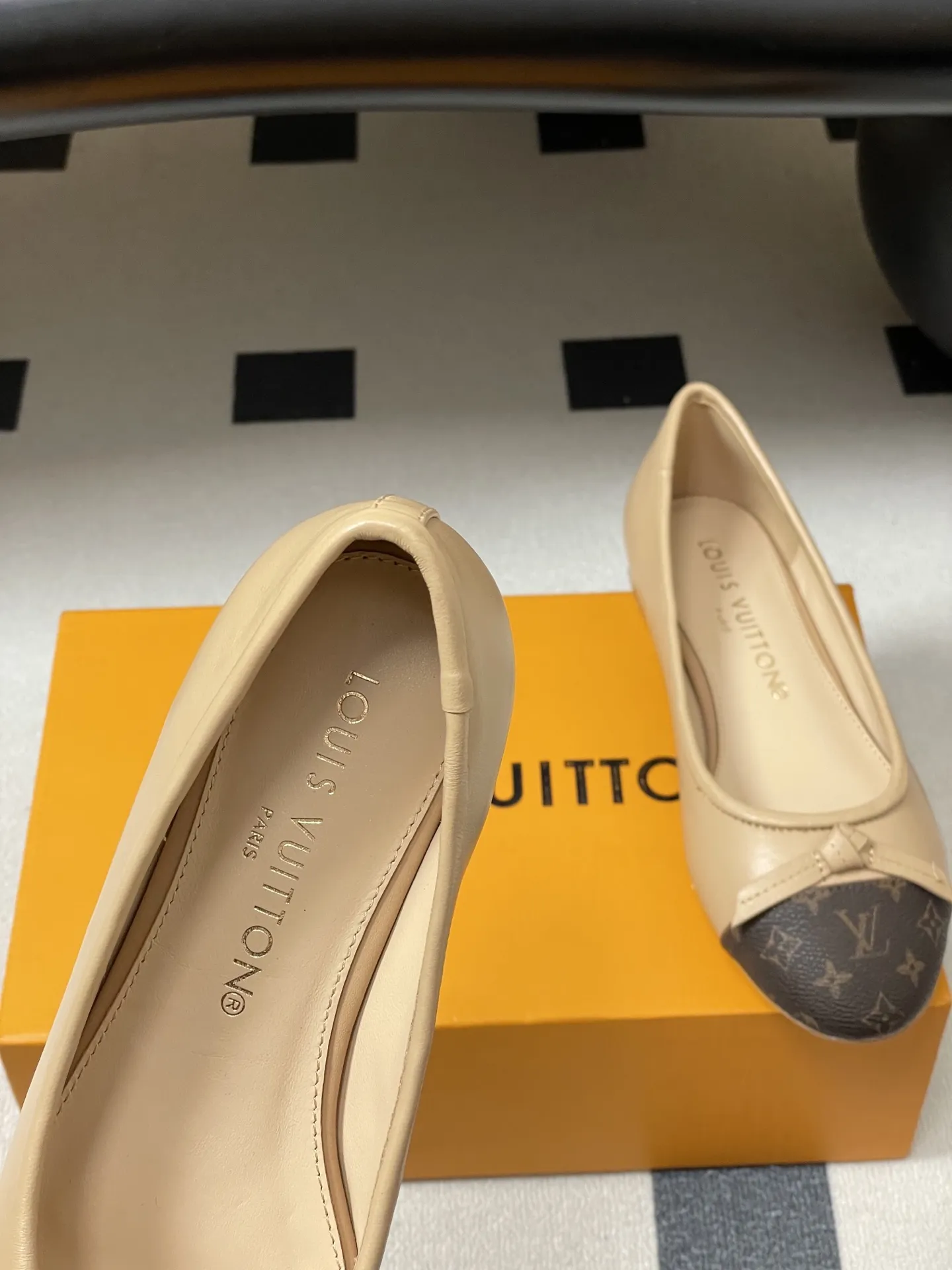 p280- 26Ss春季新款Louis Vuitton LV X TM DARLING 村上隆联名老花芭蕾舞鞋蝴蝶结拼色平底单鞋经典三彩/麂皮绒面船鞋 本款Darling芭蕾平底鞋采用缤纷Monogram Multicolore帆布,致敬路易威登和日本艺术家村上隆的再度携手。经典圆头芭蕾舞鞋点缀皮 革饰边和蝴蝶结,柔软皮革鞋底完善易搭构型。 鞋面:定制老花皮/羊皮/细腻羊猄皮 内里垫脚:羊皮 鞋底:意大利真皮大底 码数:35-39(40.41.42定做不退换)