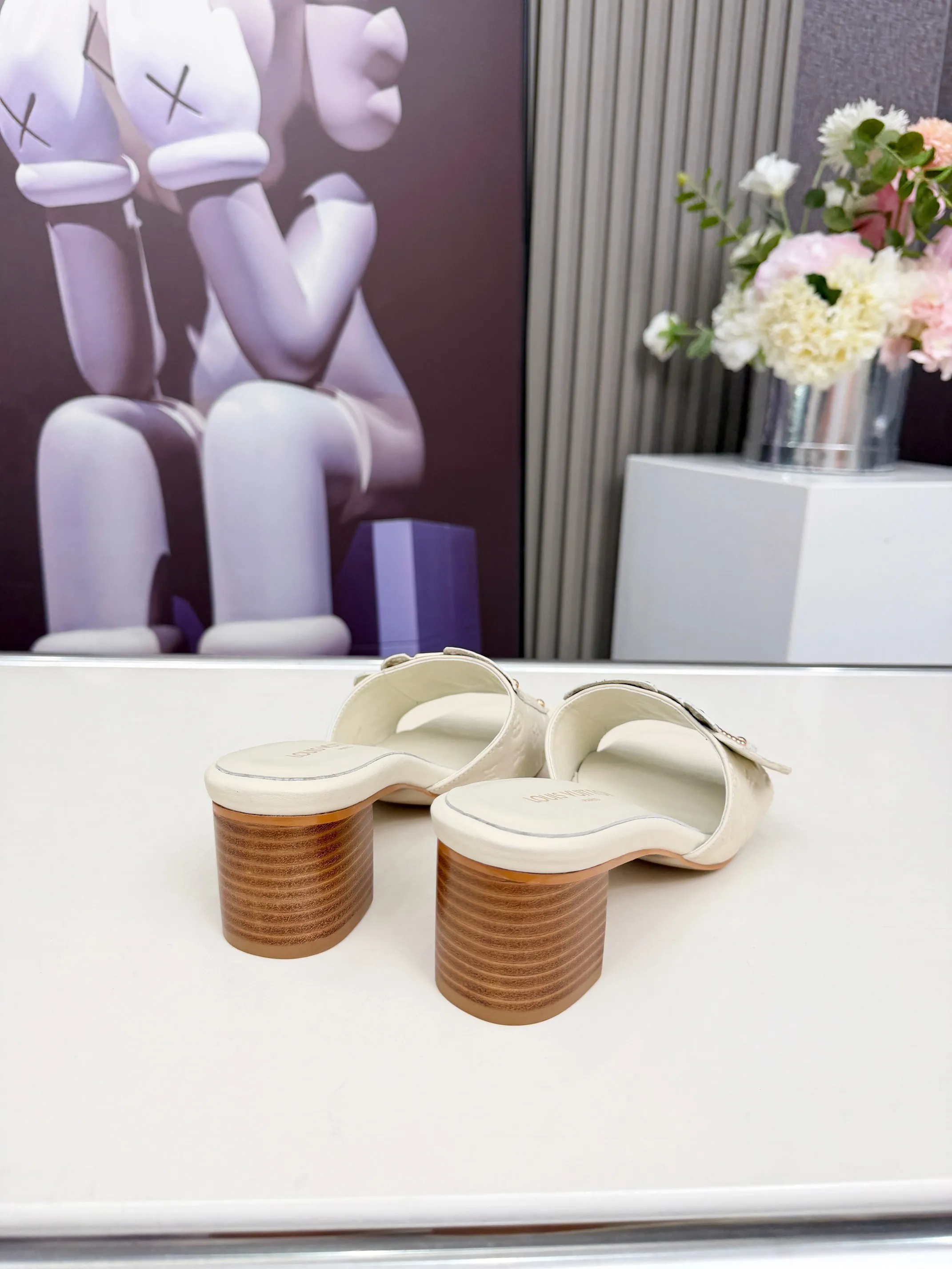 🌹🌹🌹Louis Vuitton路易威登2026春夏最新款 此款LV Frame平底穆勒鞋取材压印微型Mongrum 的图案的牛皮格 饰带细节精致考究 承袭Came Box手袋翻盖元素 点缀铆钉与Lv标识 鞋底取自耐用皮革 收束整体没计 颜色: 黒色 米色 码数:35一40码 (4142 43 44可定做 不退不换)P190(真皮底可定做+30)