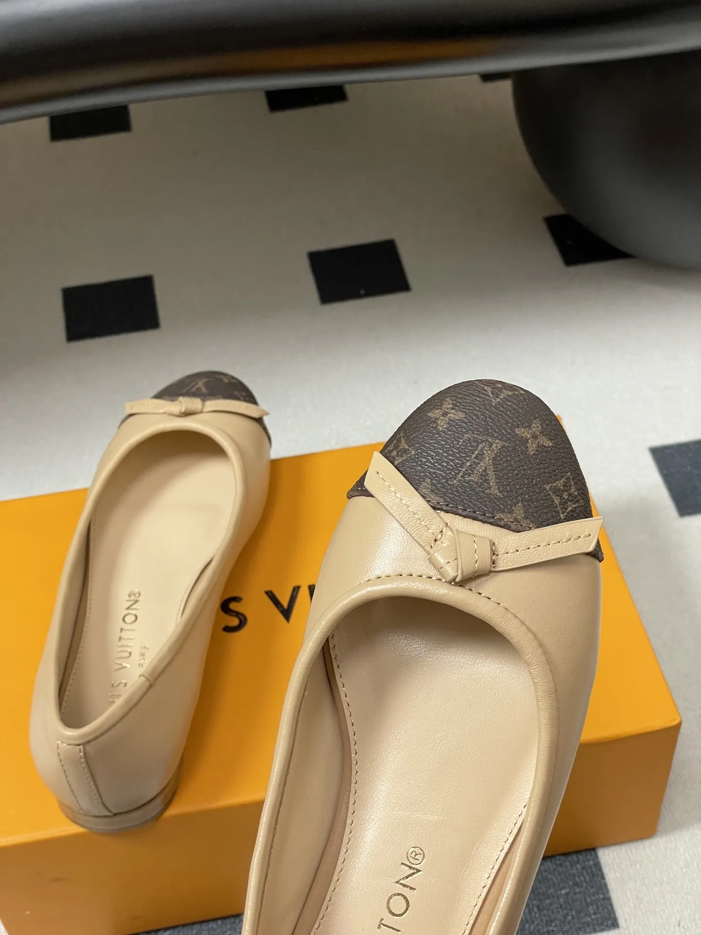 p280- 26Ss春季新款Louis Vuitton LV X TM DARLING 村上隆联名老花芭蕾舞鞋蝴蝶结拼色平底单鞋经典三彩/麂皮绒面船鞋 本款Darling芭蕾平底鞋采用缤纷Monogram Multicolore帆布，致敬路易威登和日本艺术家村上隆的再度携手。经典圆头芭蕾舞鞋点缀皮 革饰边和蝴蝶结，柔软皮革鞋底完善易搭构型。 鞋面：定制老花皮/羊皮/细腻羊猄皮 内里垫脚：羊皮 鞋底：意大利真皮大底 码数：35-39（40.41.42定做不退换）