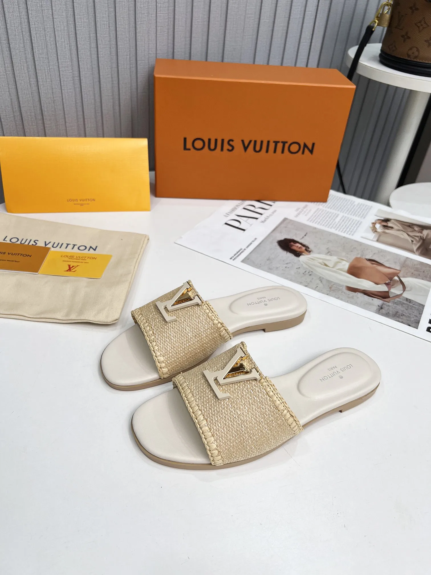 🔥🔥最新路易威登LV 24年女士官网1:1编织拖鞋。面料由拉菲草纯手工一针一针钩织而成。时髦丽人逛街 聚会 度假 超舒。10个色✌️。大量现货热卖中🎉🎉码数35–43。平底橡胶170真皮底210