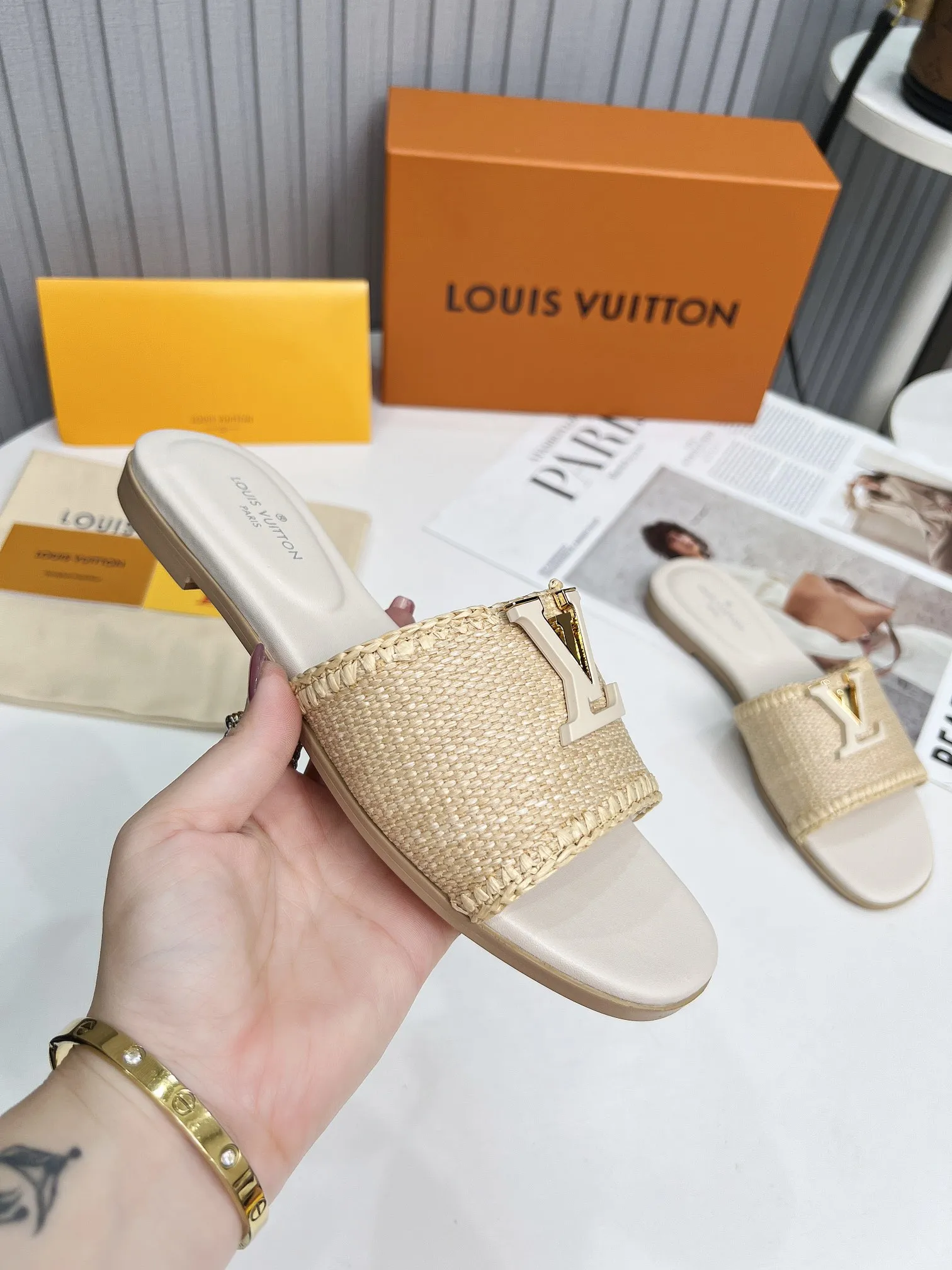 🔥🔥最新路易威登LV 24年女士官网1:1编织拖鞋。面料由拉菲草纯手工一针一针钩织而成。时髦丽人逛街 聚会 度假 超舒。10个色✌️。大量现货热卖中🎉🎉码数35&ndash;43。平底橡胶170真皮底210