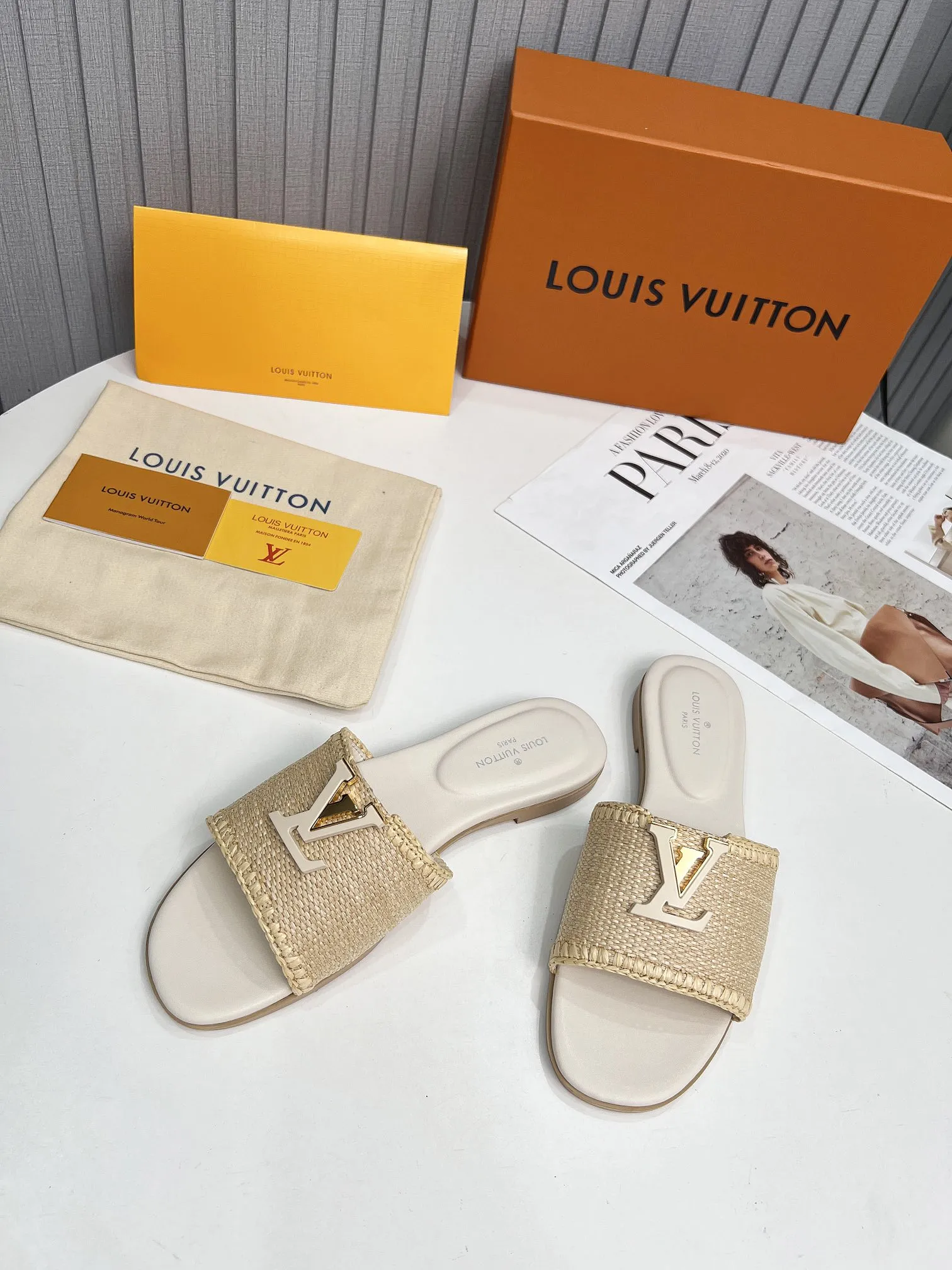 🔥🔥最新路易威登LV 24年女士官网1:1编织拖鞋。面料由拉菲草纯手工一针一针钩织而成。时髦丽人逛街 聚会 度假 超舒。10个色✌️。大量现货热卖中🎉🎉码数35&ndash;43。平底橡胶170真皮底210