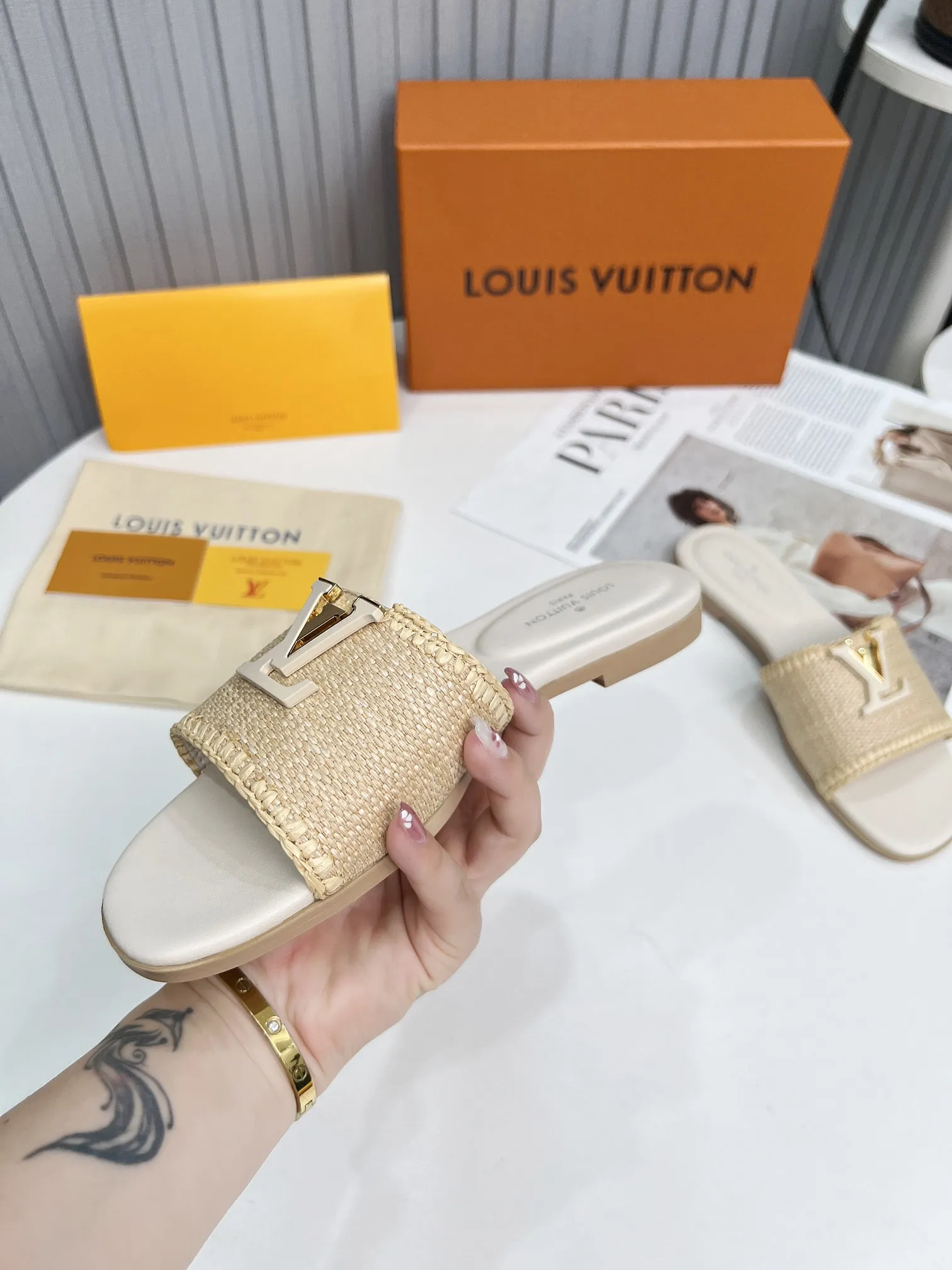 🔥🔥最新路易威登LV 24年女士官网1:1编织拖鞋。面料由拉菲草纯手工一针一针钩织而成。时髦丽人逛街 聚会 度假 超舒。10个色✌️。大量现货热卖中🎉🎉码数35–43。平底橡胶170真皮底210