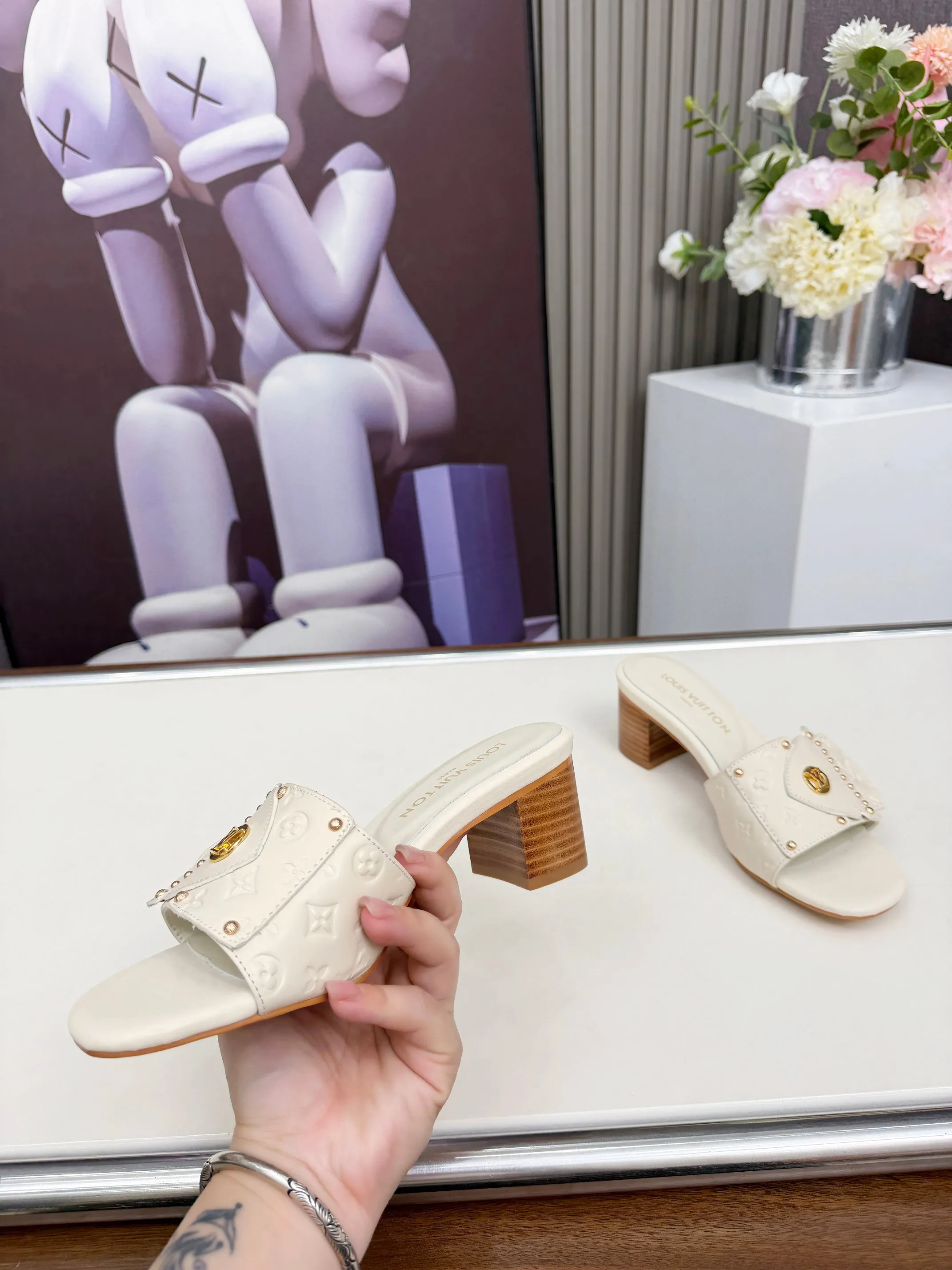 🌹🌹🌹Louis Vuitton路易威登2026春夏最新款 此款LV Frame平底穆勒鞋取材压印微型Mongrum 的图案的牛皮格 饰带细节精致考究 承袭Came Box手袋翻盖元素 点缀铆钉与Lv标识 鞋底取自耐用皮革 收束整体没计 颜色: 黒色 米色 码数:35一40码 (4142 43 44可定做 不退不换)P190(真皮底可定做+30)