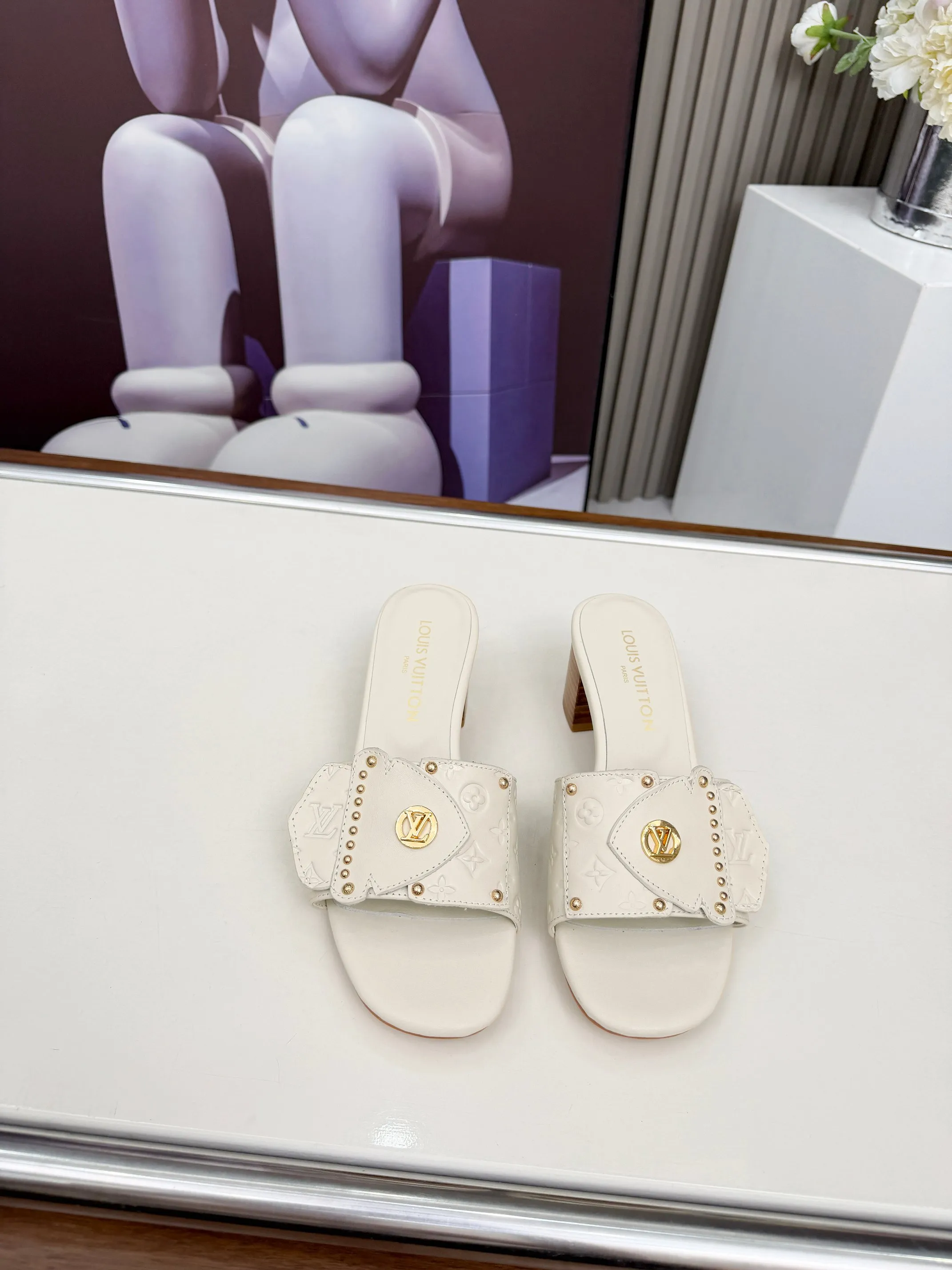 🌹🌹🌹Louis Vuitton路易威登2026春夏最新款 此款LV Frame平底穆勒鞋取材压印微型Mongrum 的图案的牛皮格 饰带细节精致考究 承袭Came Box手袋翻盖元素 点缀铆钉与Lv标识 鞋底取自耐用皮革 收束整体没计 颜色: 黒色 米色 码数:35一40码 (4142 43 44可定做 不退不换)P190(真皮底可定做+30)