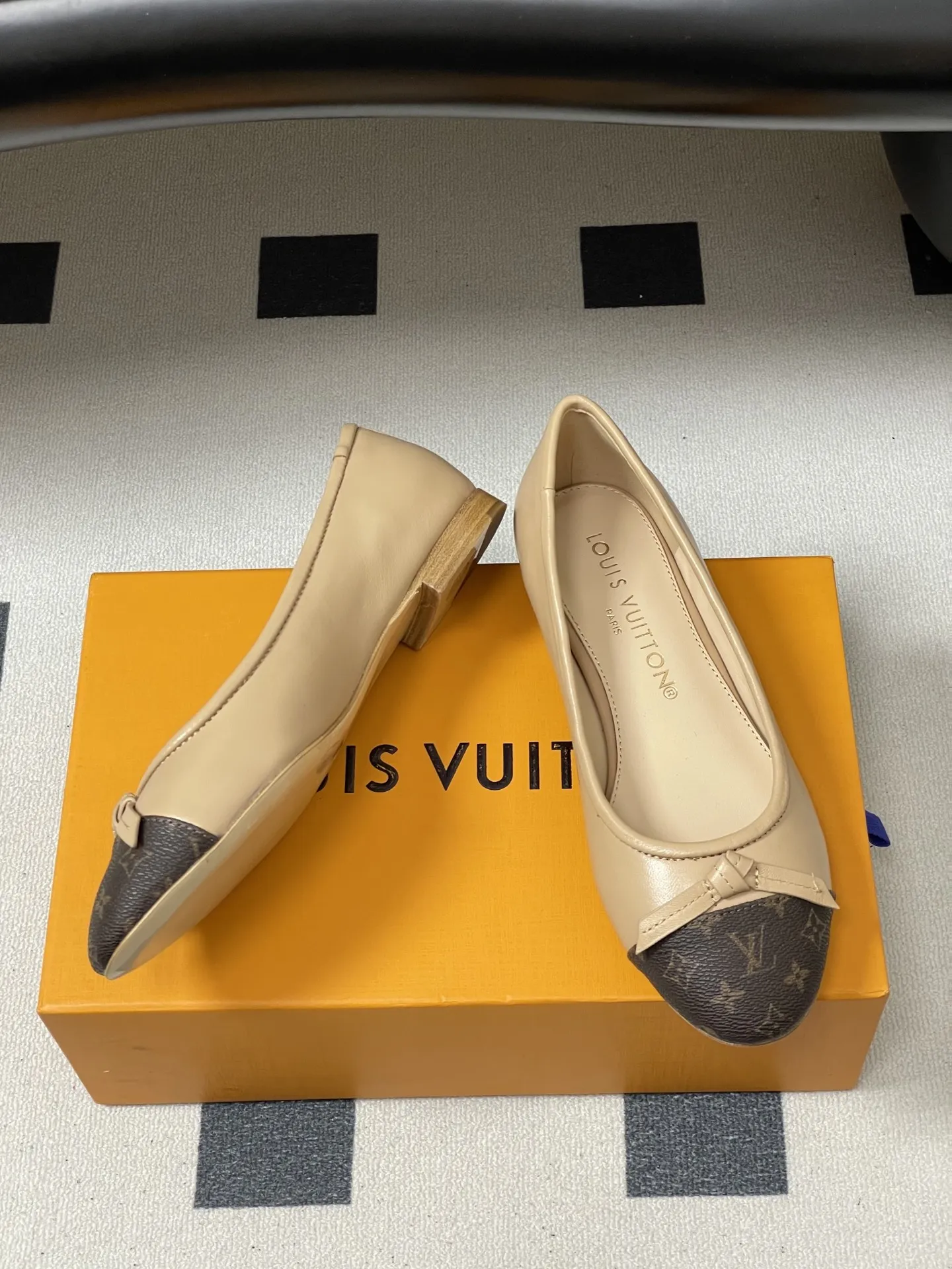 p280- 26Ss春季新款Louis Vuitton LV X TM DARLING 村上隆联名老花芭蕾舞鞋蝴蝶结拼色平底单鞋经典三彩/麂皮绒面船鞋 本款Darling芭蕾平底鞋采用缤纷Monogram Multicolore帆布，致敬路易威登和日本艺术家村上隆的再度携手。经典圆头芭蕾舞鞋点缀皮 革饰边和蝴蝶结，柔软皮革鞋底完善易搭构型。 鞋面：定制老花皮/羊皮/细腻羊猄皮 内里垫脚：羊皮 鞋底：意大利真皮大底 码数：35-39（40.41.42定做不退换）