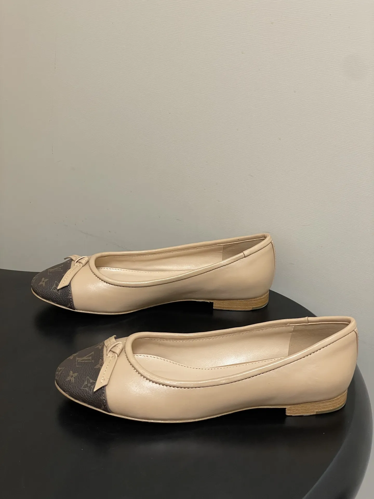 p280- 26Ss春季新款Louis Vuitton LV X TM DARLING 村上隆联名老花芭蕾舞鞋蝴蝶结拼色平底单鞋经典三彩/麂皮绒面船鞋 本款Darling芭蕾平底鞋采用缤纷Monogram Multicolore帆布，致敬路易威登和日本艺术家村上隆的再度携手。经典圆头芭蕾舞鞋点缀皮 革饰边和蝴蝶结，柔软皮革鞋底完善易搭构型。 鞋面：定制老花皮/羊皮/细腻羊猄皮 内里垫脚：羊皮 鞋底：意大利真皮大底 码数：35-39（40.41.42定做不退换）