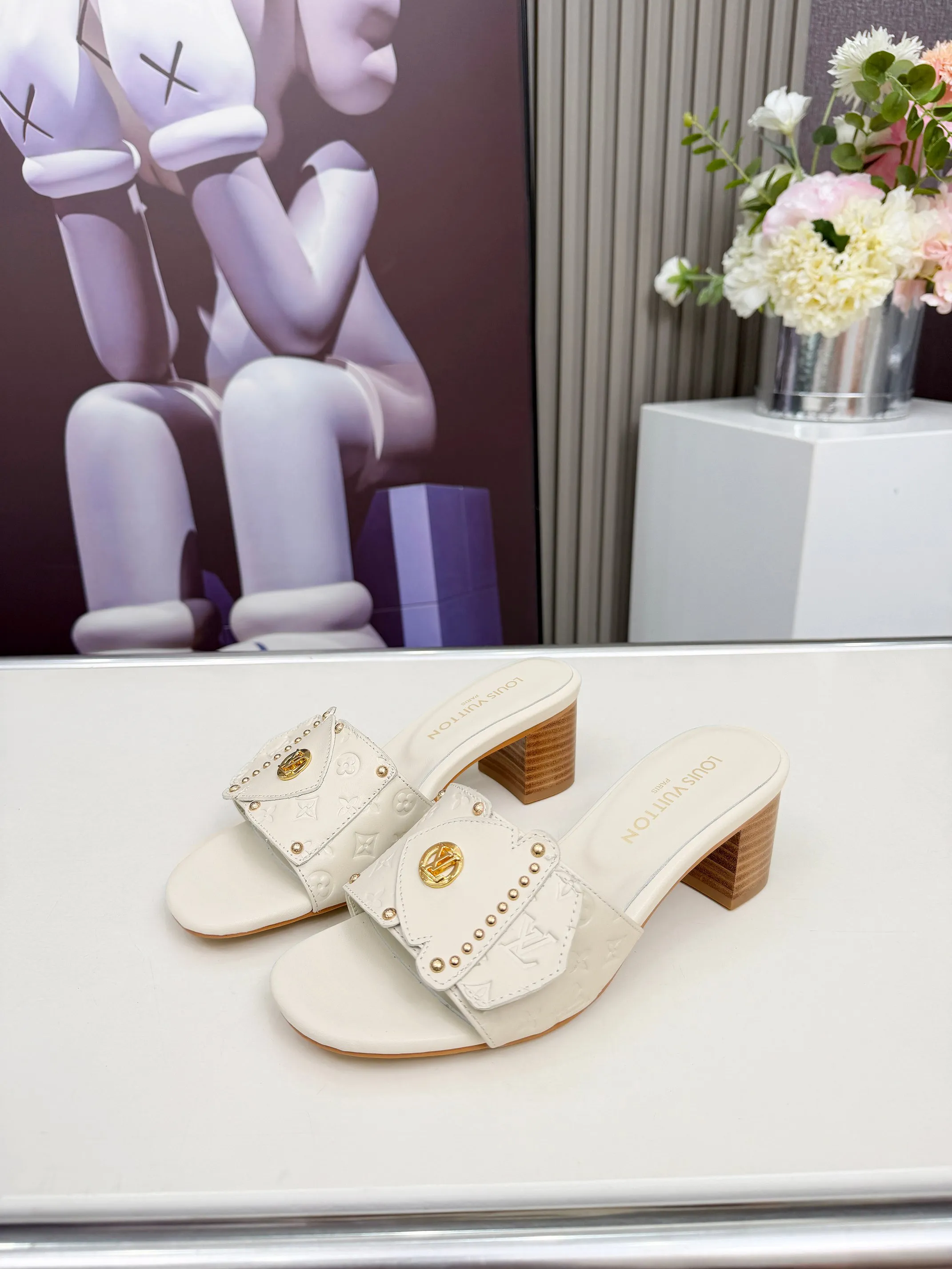 🌹🌹🌹Louis Vuitton路易威登2026春夏最新款 此款LV Frame平底穆勒鞋取材压印微型Mongrum 的图案的牛皮格 饰带细节精致考究 承袭Came Box手袋翻盖元素 点缀铆钉与Lv标识 鞋底取自耐用皮革 收束整体没计 颜色： 黒色 米色 码数：35一40码 （4142 43 44可定做 不退不换）P190（真皮底可定做+30）