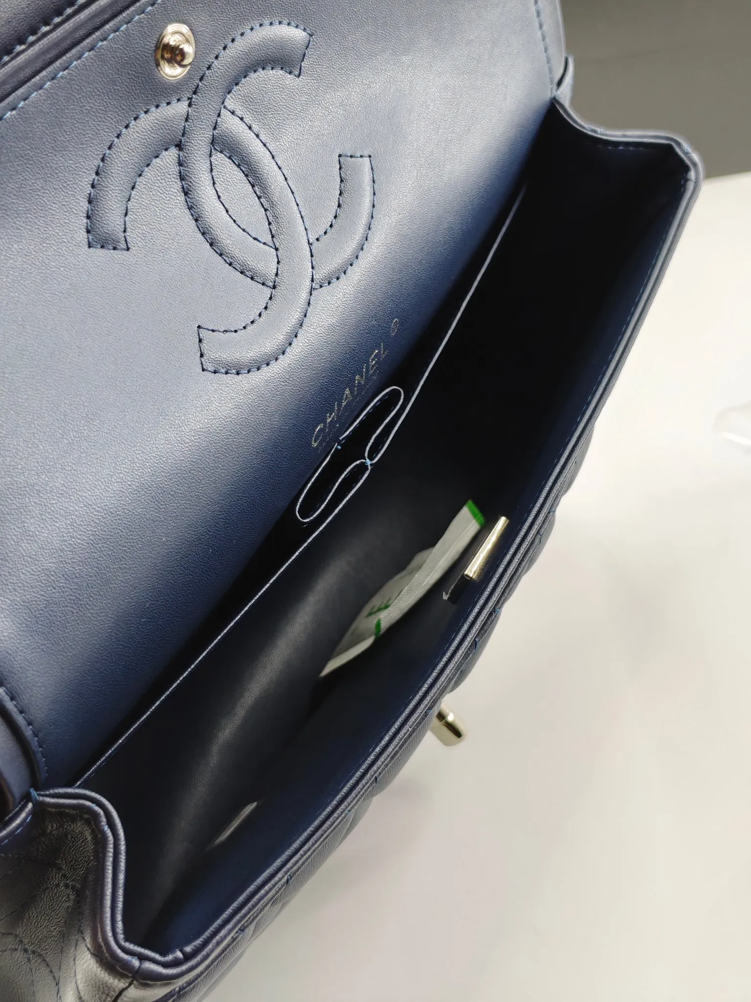 Chanel 1:1 premium Classic Flap navy blue lambskin bag with gold hardware and Chanel boutique shopping bag - xiashu