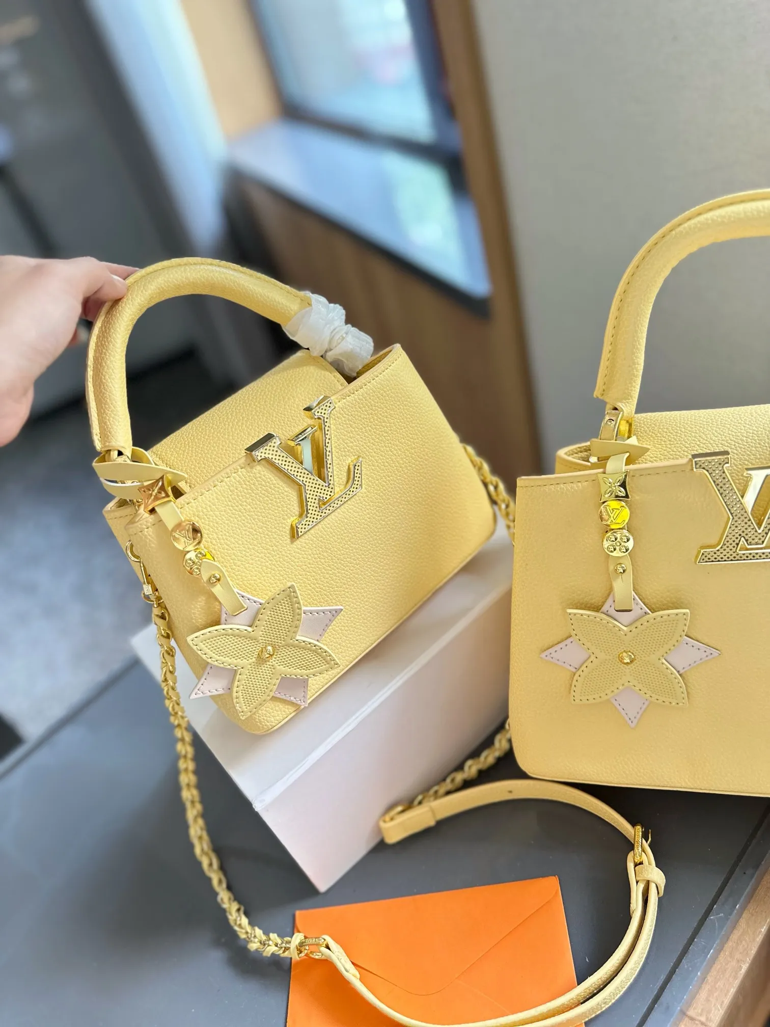 p165/p170 折叠礼盒包装 LV capucines 升级款 作为LV代表性高定包款之一的Capucines手袋，每一季都会尝试不同的设计，并搭配新配色、新材质与新饰面。更加高端气质。 小小的尺寸变得又可以成熟又可以可爱，颜值天花板！ 可拆卸宽肩带实现舒适肩背或斜挎体验。 白色的LVCapucines 手袋，简单清爽，百看不厌的穿搭模式 尺寸小号22 15cm 大号27 18cm