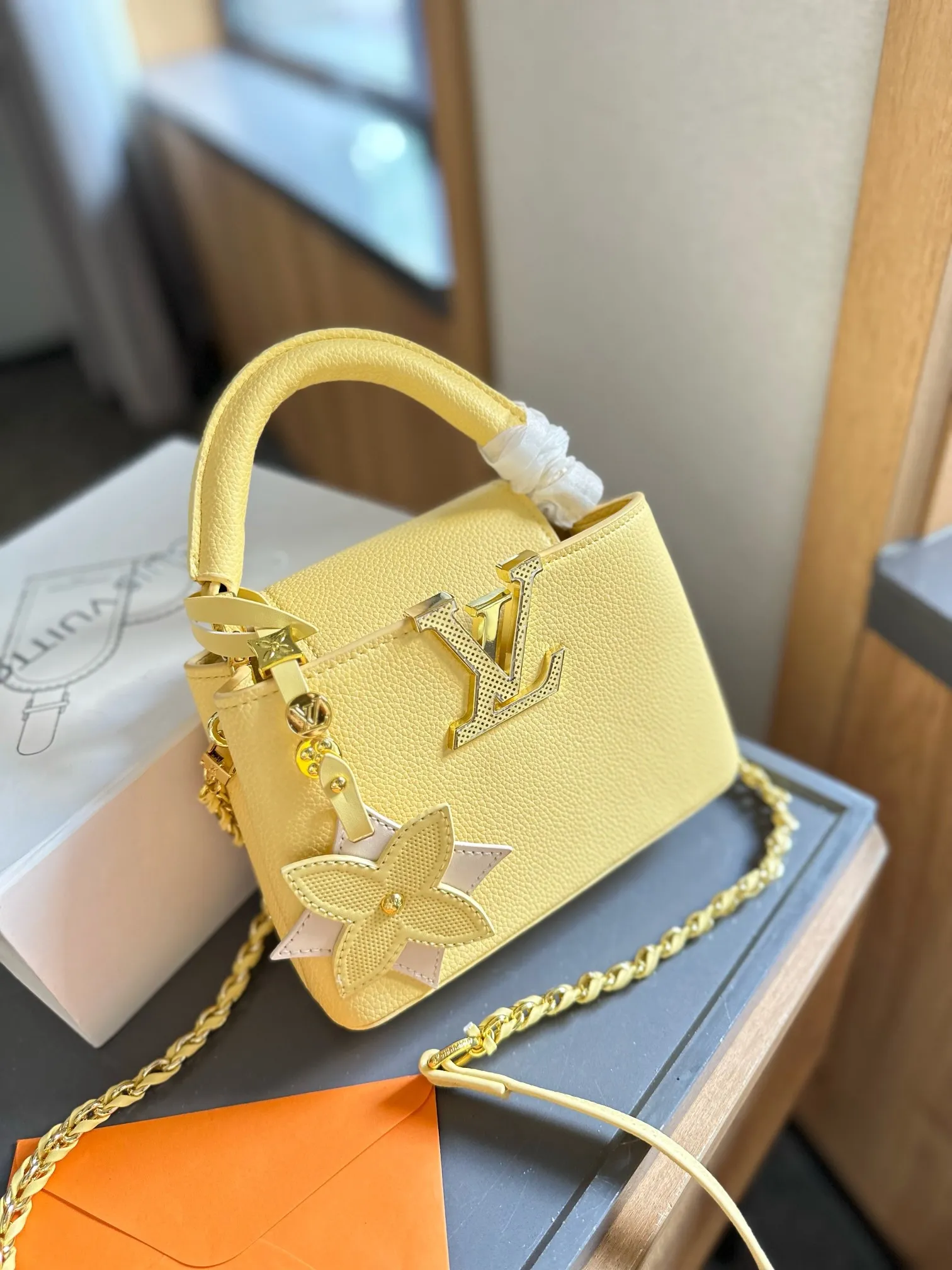 p165/p170 折叠礼盒包装 LV capucines 升级款 作为LV代表性高定包款之一的Capucines手袋，每一季都会尝试不同的设计，并搭配新配色、新材质与新饰面。更加高端气质。 小小的尺寸变得又可以成熟又可以可爱，颜值天花板！ 可拆卸宽肩带实现舒适肩背或斜挎体验。 白色的LVCapucines 手袋，简单清爽，百看不厌的穿搭模式 尺寸小号22 15cm 大号27 18cm