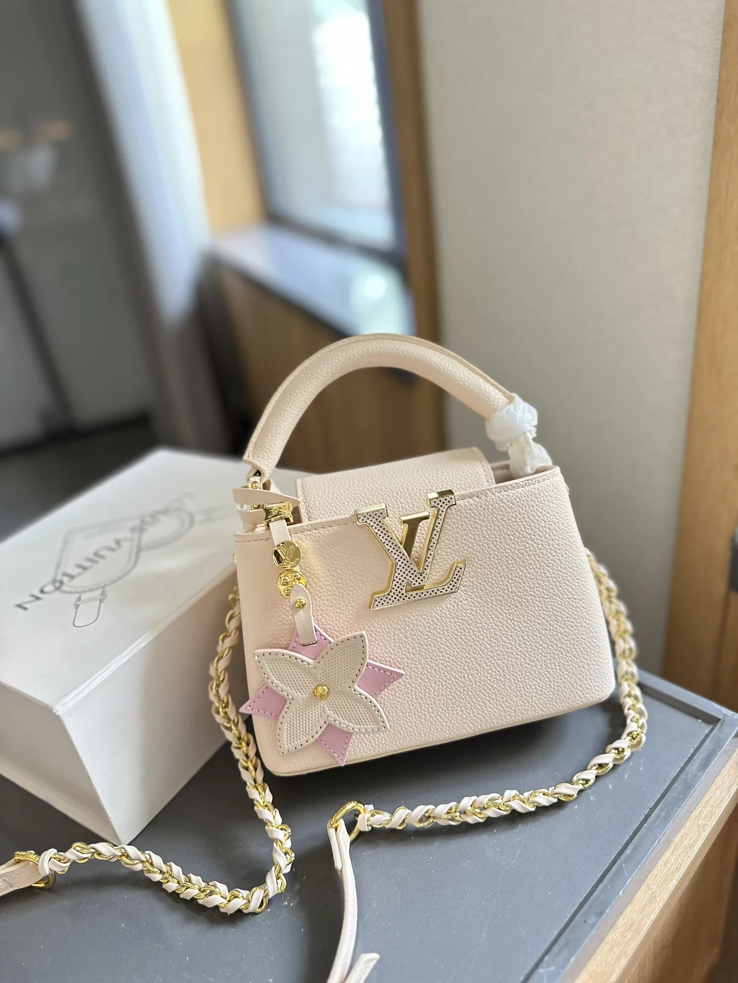 p165/p170 折叠礼盒包装 LV capucines 升级款 作为LV代表性高定包款之一的Capucines手袋，每一季都会尝试不同的设计，并搭配新配色、新材质与新饰面。更加高端气质。 小小的尺寸变得又可以成熟又可以可爱，颜值天花板！ 可拆卸宽肩带实现舒适肩背或斜挎体验。 白色的LVCapucines 手袋，简单清爽，百看不厌的穿搭模式 尺寸小号22 15cm 大号27 18cm