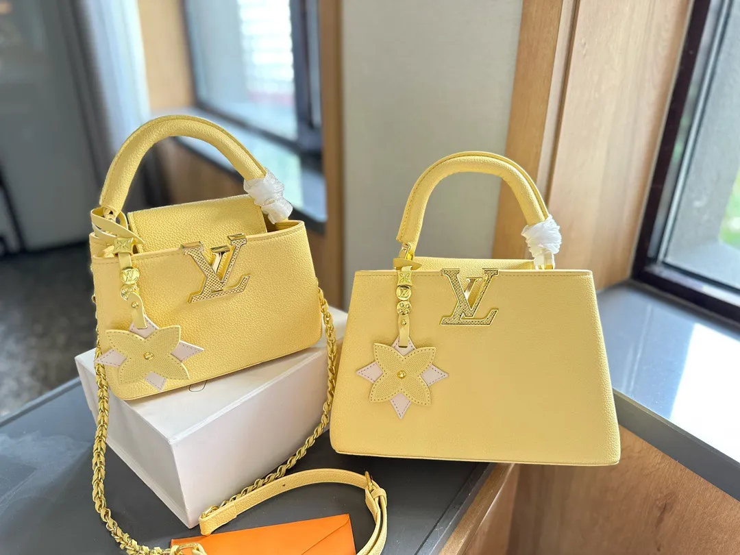 p165/p170 折叠礼盒包装 LV capucines 升级款 作为LV代表性高定包款之一的Capucines手袋,每一季都会尝试不同的设计,并搭配新配色、新材质与新饰面。更加高端气质。 小小的尺寸变得又可以成熟又可以可爱,颜值天花板! 可拆卸宽肩带实现舒适肩背或斜挎体验。 白色的LVCapucines 手袋,简单清爽,百看不厌的穿搭模式 尺寸小号22 15cm 大号27 18cm