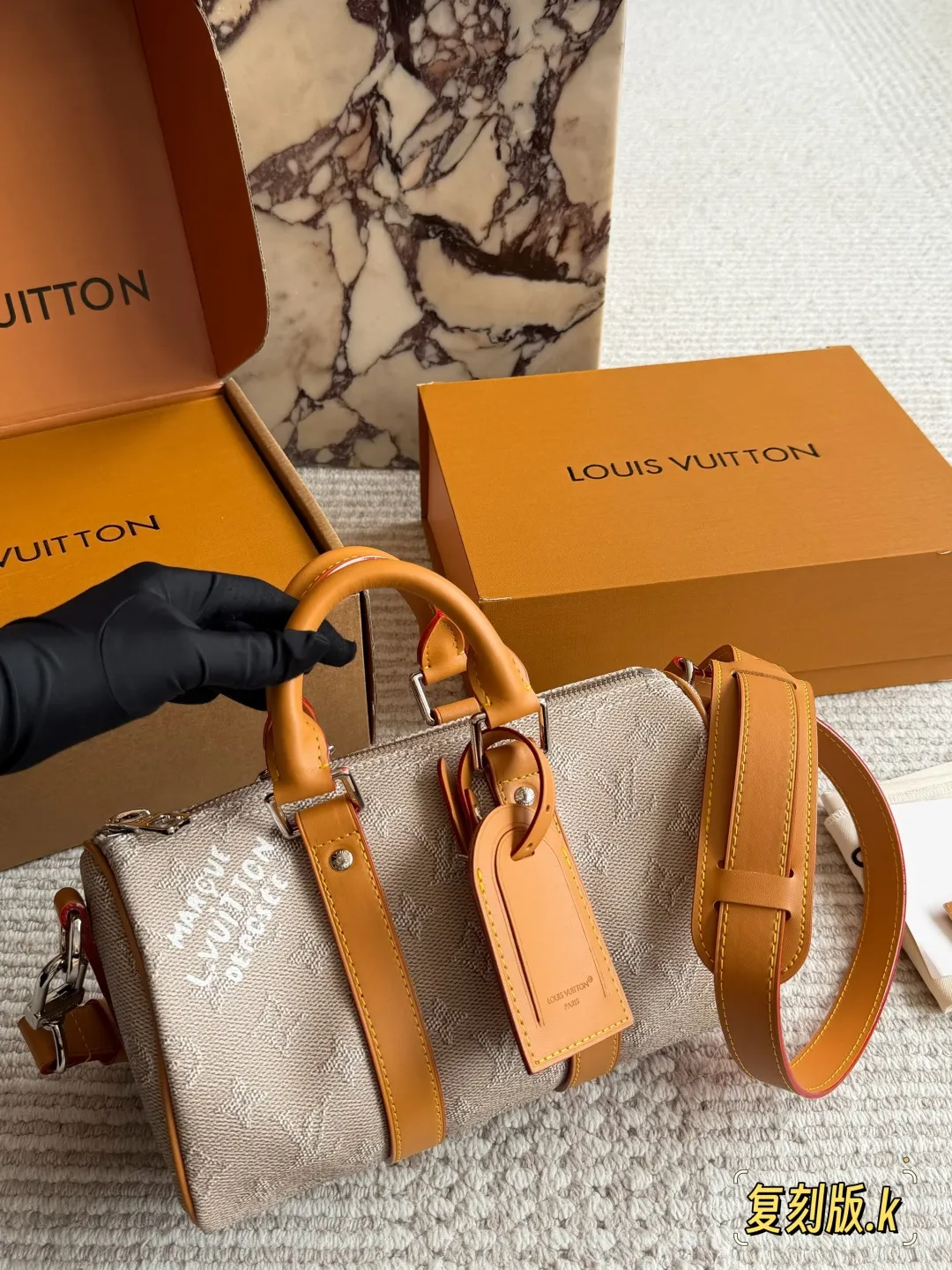 p230 LV Keepall 25老花拼黄手袋 ✨LV Keepall 25手袋,经典Monogram老花帆布+黄色牛皮饰边,复古又吸睛!尺寸25×11×15cm,日常通勤、短途出行都超适合。可调节肩带,手提、单肩、斜挎随心切换,容量刚好能装手机、钥匙、钱包等小物👜。老花图案辨识度高,黄色配色超有活力,男女都能轻松驾驭,是LV热门款之一!