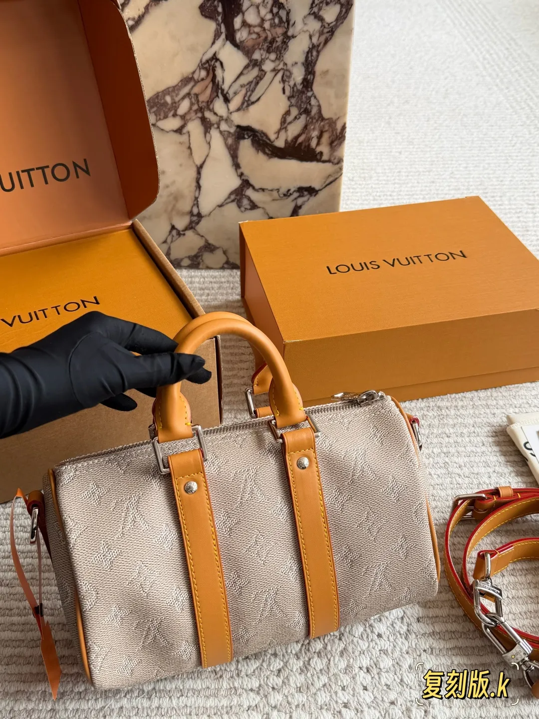 p230 LV Keepall 25老花拼黄手袋 ✨LV Keepall 25手袋,经典Monogram老花帆布+黄色牛皮饰边,复古又吸睛!尺寸25×11×15cm,日常通勤、短途出行都超适合。可调节肩带,手提、单肩、斜挎随心切换,容量刚好能装手机、钥匙、钱包等小物👜。老花图案辨识度高,黄色配色超有活力,男女都能轻松驾驭,是LV热门款之一!