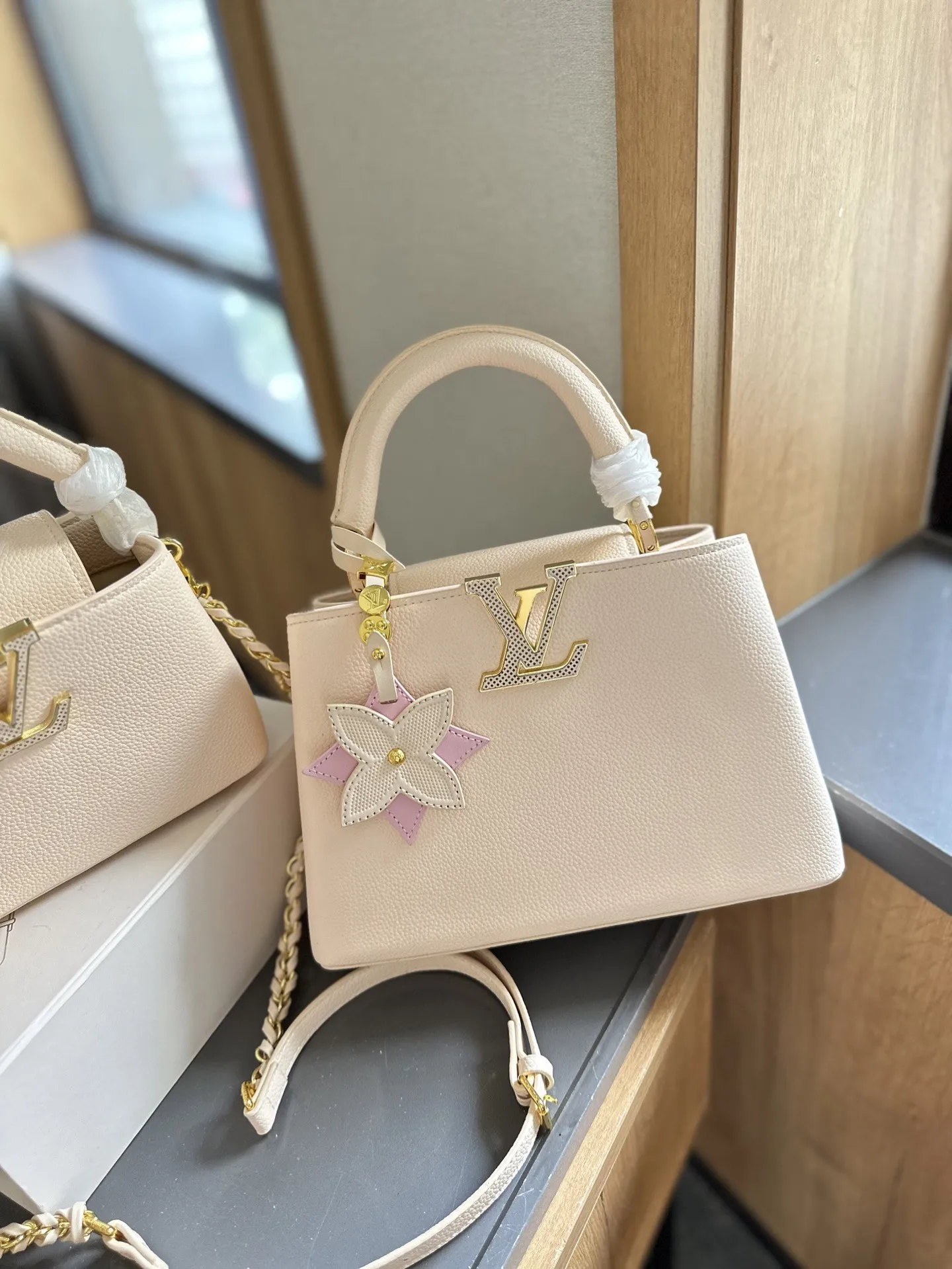 p165/p170 折叠礼盒包装 LV capucines 升级款 作为LV代表性高定包款之一的Capucines手袋,每一季都会尝试不同的设计,并搭配新配色、新材质与新饰面。更加高端气质。 小小的尺寸变得又可以成熟又可以可爱,颜值天花板! 可拆卸宽肩带实现舒适肩背或斜挎体验。 白色的LVCapucines 手袋,简单清爽,百看不厌的穿搭模式 尺寸小号22 15cm 大号27 18cm