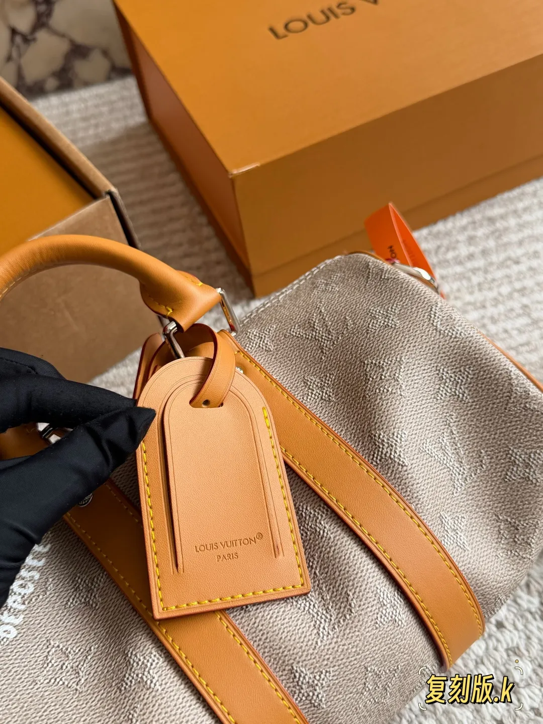 p230 LV Keepall 25老花拼黄手袋 ✨LV Keepall 25手袋,经典Monogram老花帆布+黄色牛皮饰边,复古又吸睛!尺寸25×11×15cm,日常通勤、短途出行都超适合。可调节肩带,手提、单肩、斜挎随心切换,容量刚好能装手机、钥匙、钱包等小物👜。老花图案辨识度高,黄色配色超有活力,男女都能轻松驾驭,是LV热门款之一!