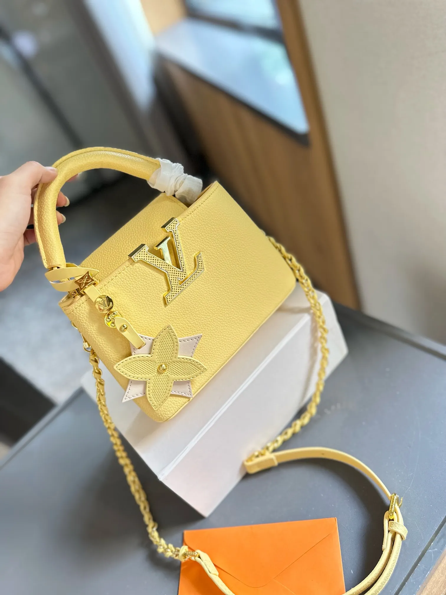 p165/p170 折叠礼盒包装 LV capucines 升级款 作为LV代表性高定包款之一的Capucines手袋,每一季都会尝试不同的设计,并搭配新配色、新材质与新饰面。更加高端气质。 小小的尺寸变得又可以成熟又可以可爱,颜值天花板! 可拆卸宽肩带实现舒适肩背或斜挎体验。 白色的LVCapucines 手袋,简单清爽,百看不厌的穿搭模式 尺寸小号22 15cm 大号27 18cm