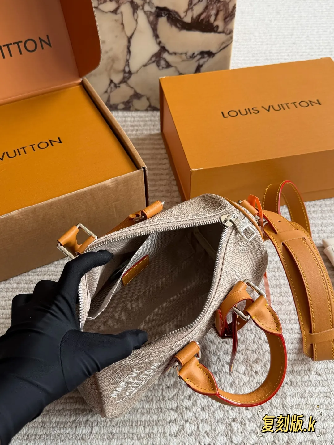 p230 LV Keepall 25老花拼黄手袋​​ ✨LV Keepall 25手袋，经典Monogram老花帆布+黄色牛皮饰边，复古又吸睛！尺寸25&times;11&times;15cm，日常通勤、短途出行都超适合。可调节肩带，手提、单肩、斜挎随心切换，容量刚好能装手机、钥匙、钱包等小物👜。老花图案辨识度高，黄色配色超有活力，男女都能轻松驾驭，是LV热门款之一！