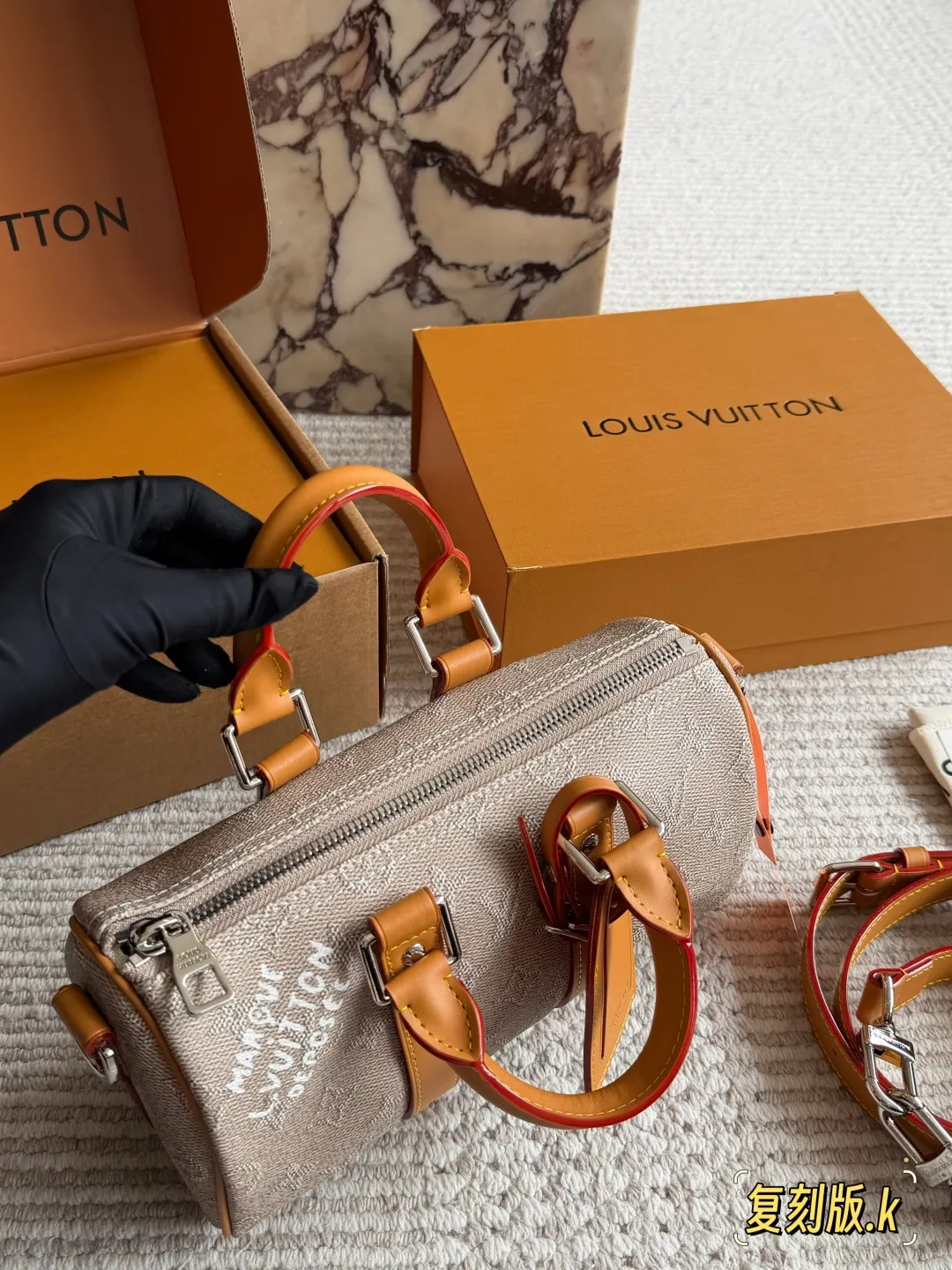 p230 LV Keepall 25老花拼黄手袋​​ ✨LV Keepall 25手袋，经典Monogram老花帆布+黄色牛皮饰边，复古又吸睛！尺寸25&times;11&times;15cm，日常通勤、短途出行都超适合。可调节肩带，手提、单肩、斜挎随心切换，容量刚好能装手机、钥匙、钱包等小物👜。老花图案辨识度高，黄色配色超有活力，男女都能轻松驾驭，是LV热门款之一！