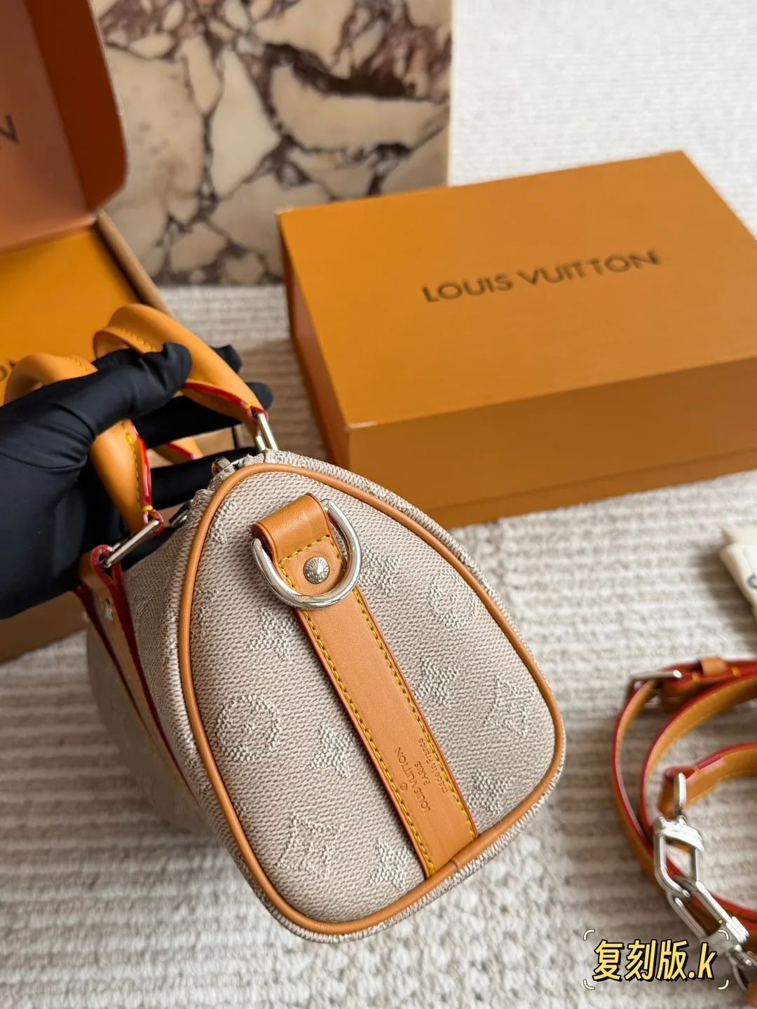 p230 LV Keepall 25老花拼黄手袋 ✨LV Keepall 25手袋,经典Monogram老花帆布+黄色牛皮饰边,复古又吸睛!尺寸25×11×15cm,日常通勤、短途出行都超适合。可调节肩带,手提、单肩、斜挎随心切换,容量刚好能装手机、钥匙、钱包等小物👜。老花图案辨识度高,黄色配色超有活力,男女都能轻松驾驭,是LV热门款之一!