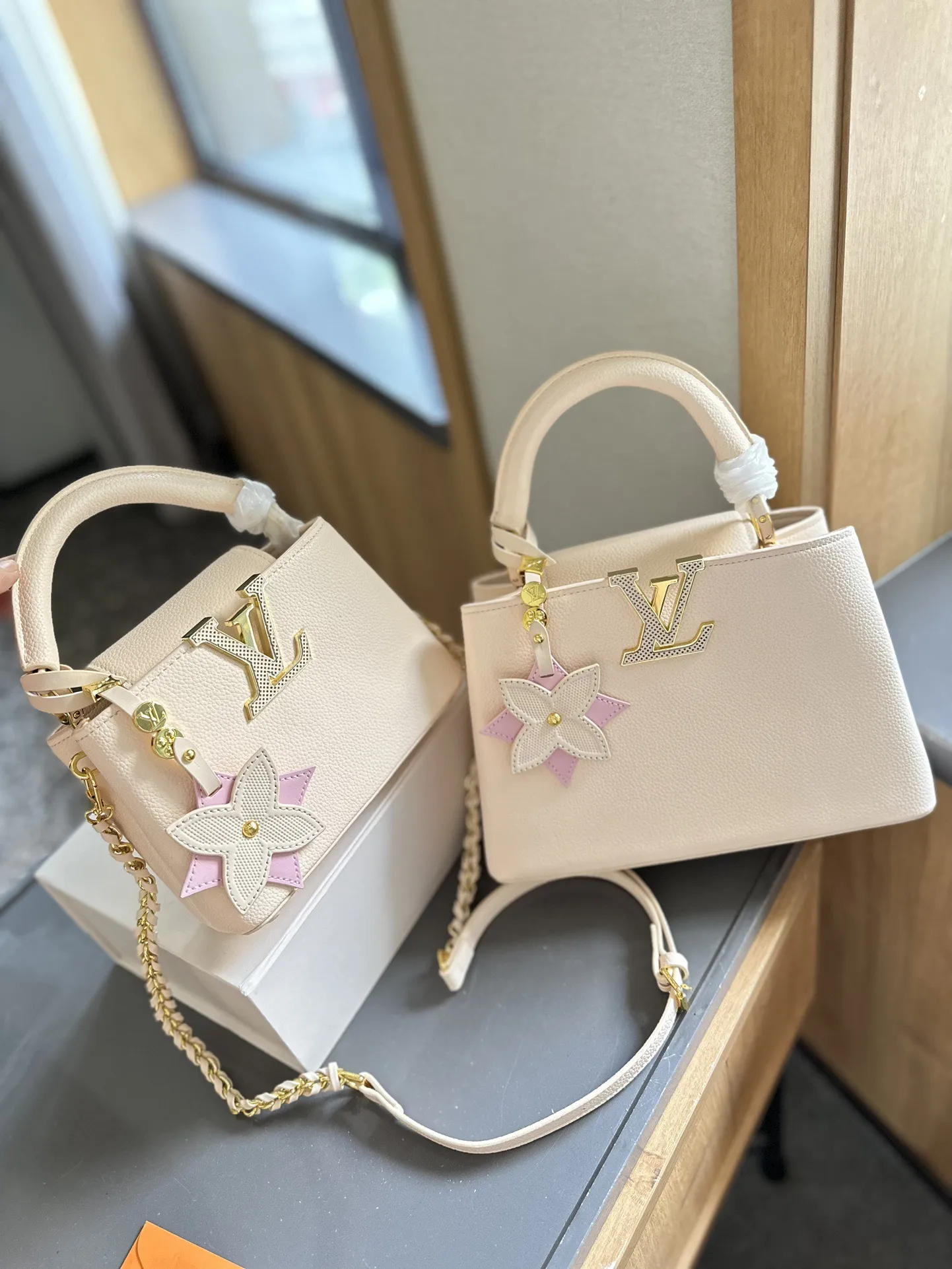 p165/p170 折叠礼盒包装 LV capucines 升级款 作为LV代表性高定包款之一的Capucines手袋,每一季都会尝试不同的设计,并搭配新配色、新材质与新饰面。更加高端气质。 小小的尺寸变得又可以成熟又可以可爱,颜值天花板! 可拆卸宽肩带实现舒适肩背或斜挎体验。 白色的LVCapucines 手袋,简单清爽,百看不厌的穿搭模式 尺寸小号22 15cm 大号27 18cm