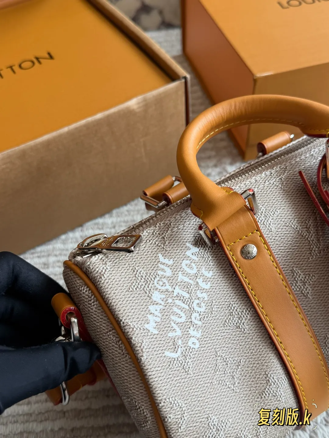 p230 LV Keepall 25老花拼黄手袋 ✨LV Keepall 25手袋,经典Monogram老花帆布+黄色牛皮饰边,复古又吸睛!尺寸25×11×15cm,日常通勤、短途出行都超适合。可调节肩带,手提、单肩、斜挎随心切换,容量刚好能装手机、钥匙、钱包等小物👜。老花图案辨识度高,黄色配色超有活力,男女都能轻松驾驭,是LV热门款之一!