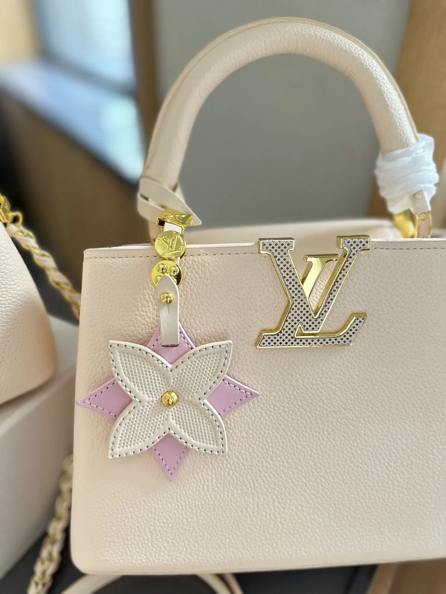 p165/p170 折叠礼盒包装 LV capucines 升级款 作为LV代表性高定包款之一的Capucines手袋，每一季都会尝试不同的设计，并搭配新配色、新材质与新饰面。更加高端气质。 小小的尺寸变得又可以成熟又可以可爱，颜值天花板！ 可拆卸宽肩带实现舒适肩背或斜挎体验。 白色的LVCapucines 手袋，简单清爽，百看不厌的穿搭模式 尺寸小号22 15cm 大号27 18cm