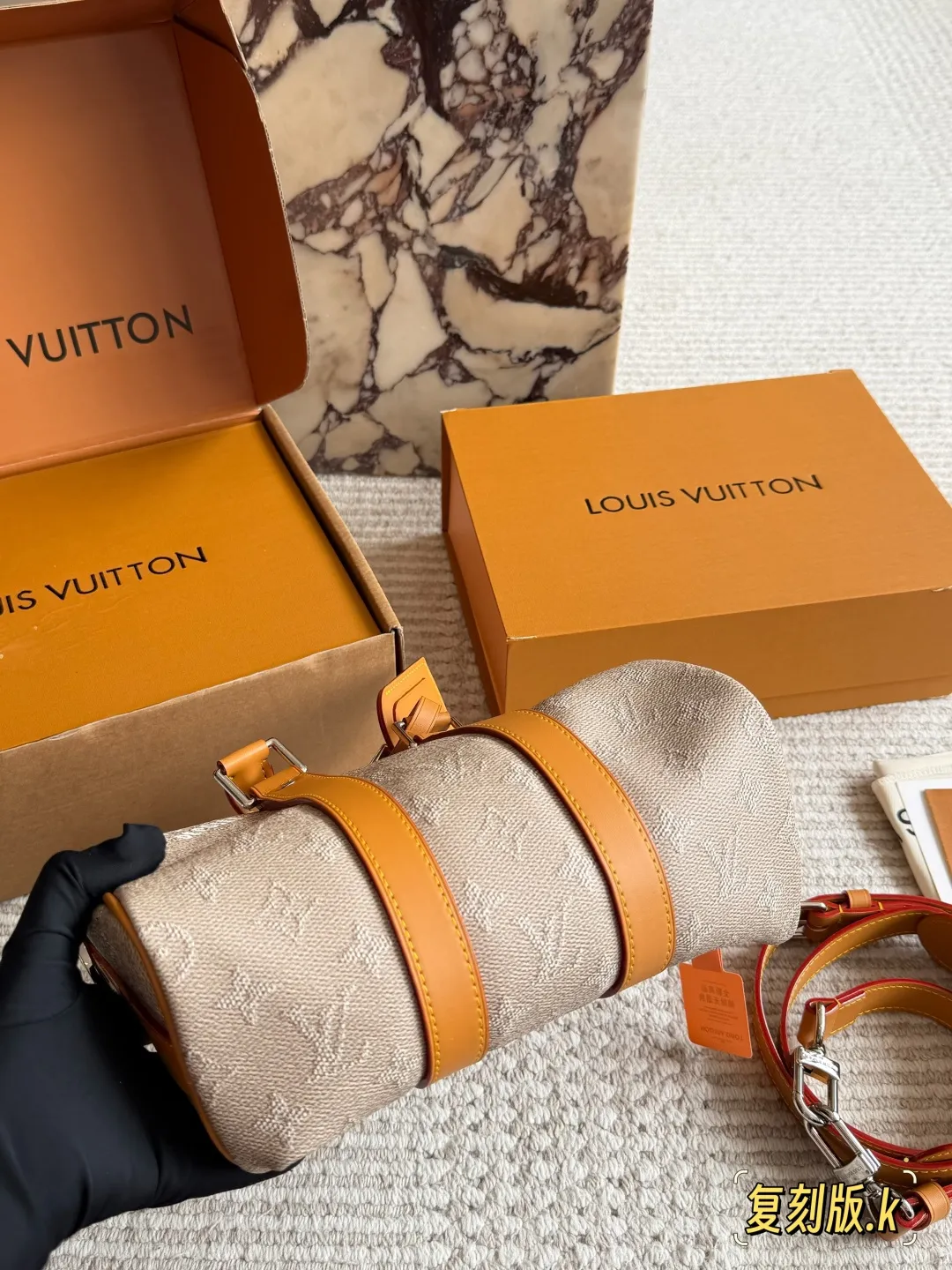 p230 LV Keepall 25老花拼黄手袋​​ ✨LV Keepall 25手袋，经典Monogram老花帆布+黄色牛皮饰边，复古又吸睛！尺寸25&times;11&times;15cm，日常通勤、短途出行都超适合。可调节肩带，手提、单肩、斜挎随心切换，容量刚好能装手机、钥匙、钱包等小物👜。老花图案辨识度高，黄色配色超有活力，男女都能轻松驾驭，是LV热门款之一！