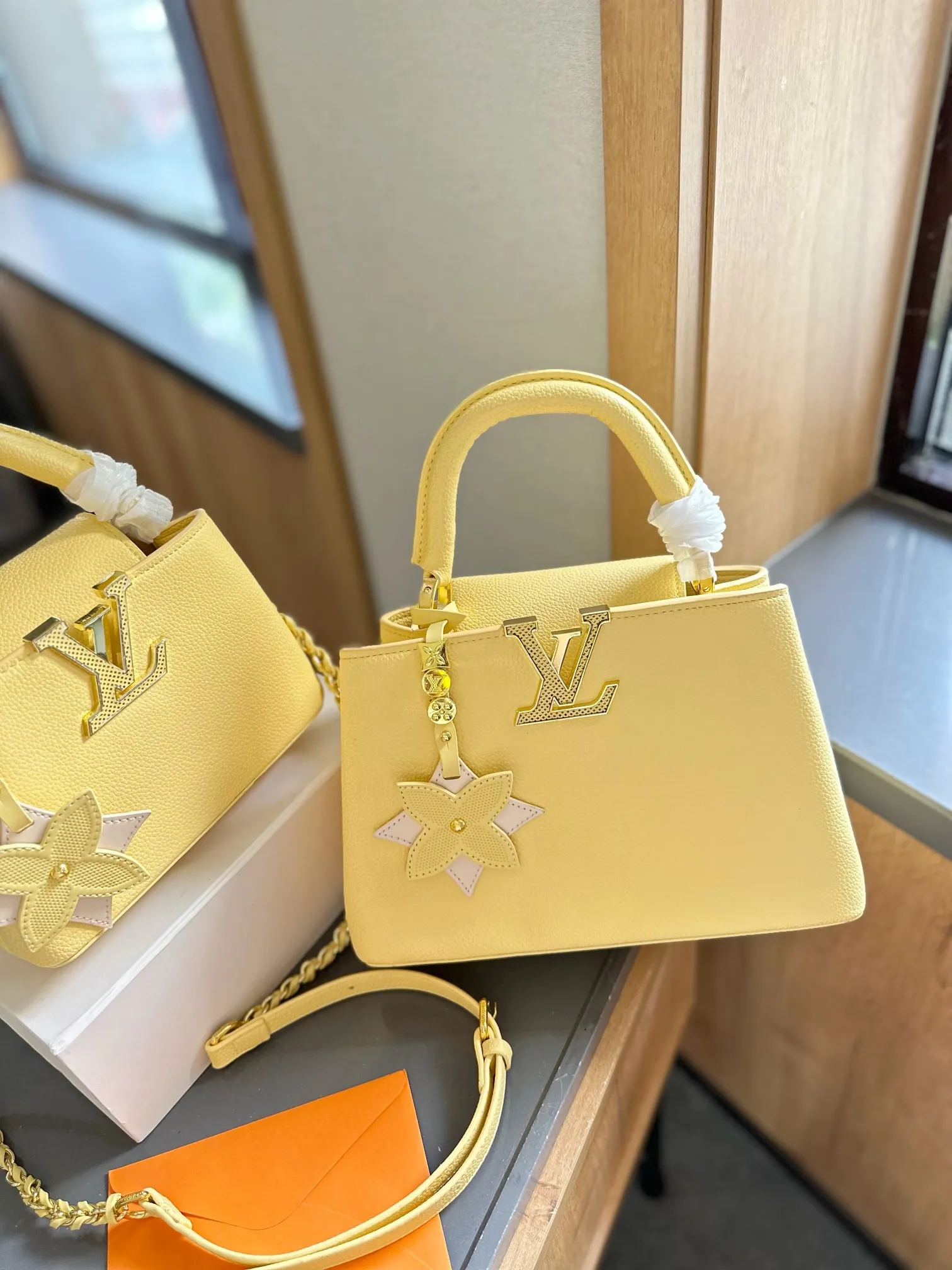 p165/p170 折叠礼盒包装 LV capucines 升级款 作为LV代表性高定包款之一的Capucines手袋，每一季都会尝试不同的设计，并搭配新配色、新材质与新饰面。更加高端气质。 小小的尺寸变得又可以成熟又可以可爱，颜值天花板！ 可拆卸宽肩带实现舒适肩背或斜挎体验。 白色的LVCapucines 手袋，简单清爽，百看不厌的穿搭模式 尺寸小号22 15cm 大号27 18cm