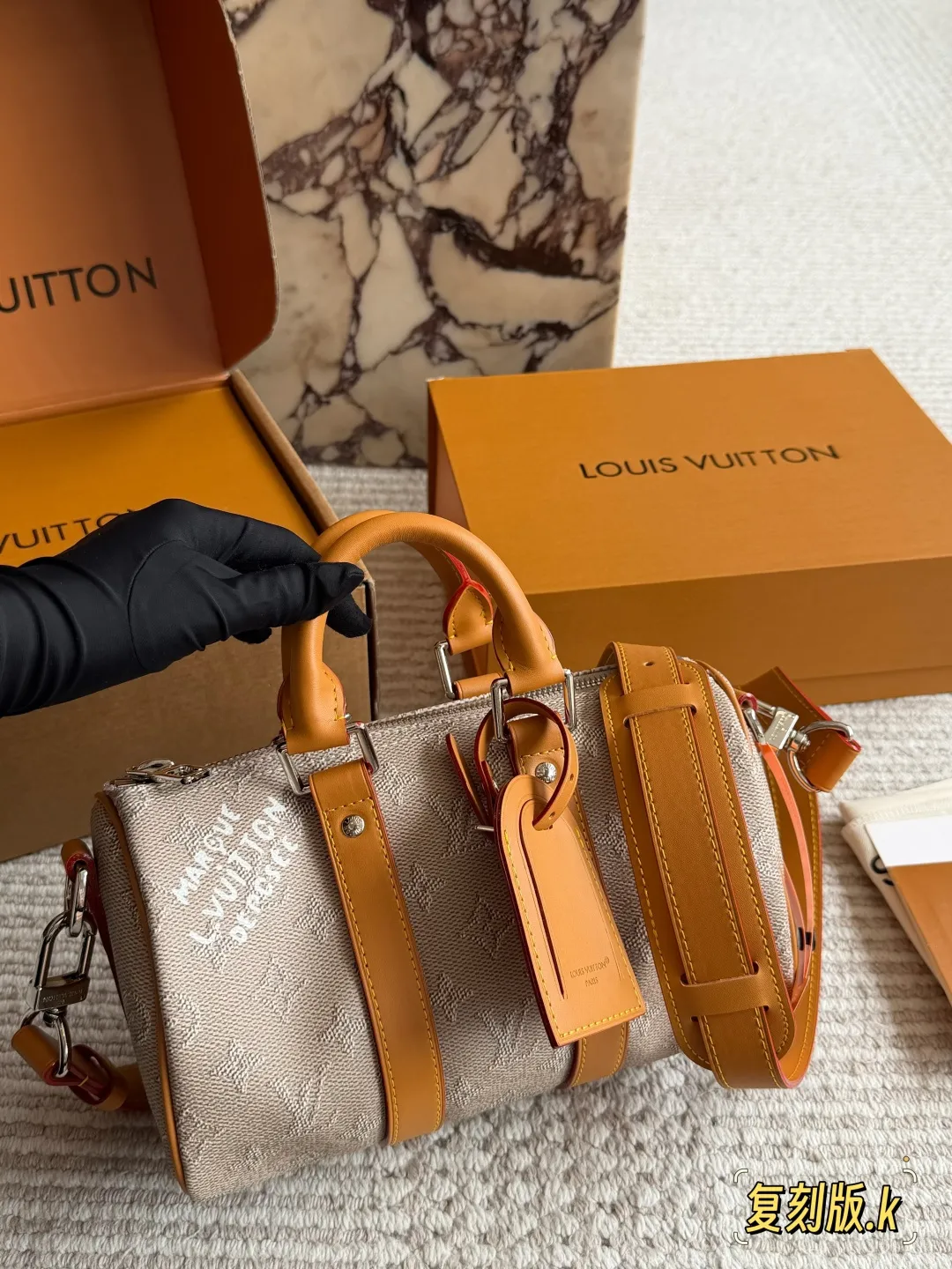 p230 LV Keepall 25老花拼黄手袋​​ ✨LV Keepall 25手袋，经典Monogram老花帆布+黄色牛皮饰边，复古又吸睛！尺寸25&times;11&times;15cm，日常通勤、短途出行都超适合。可调节肩带，手提、单肩、斜挎随心切换，容量刚好能装手机、钥匙、钱包等小物👜。老花图案辨识度高，黄色配色超有活力，男女都能轻松驾驭，是LV热门款之一！