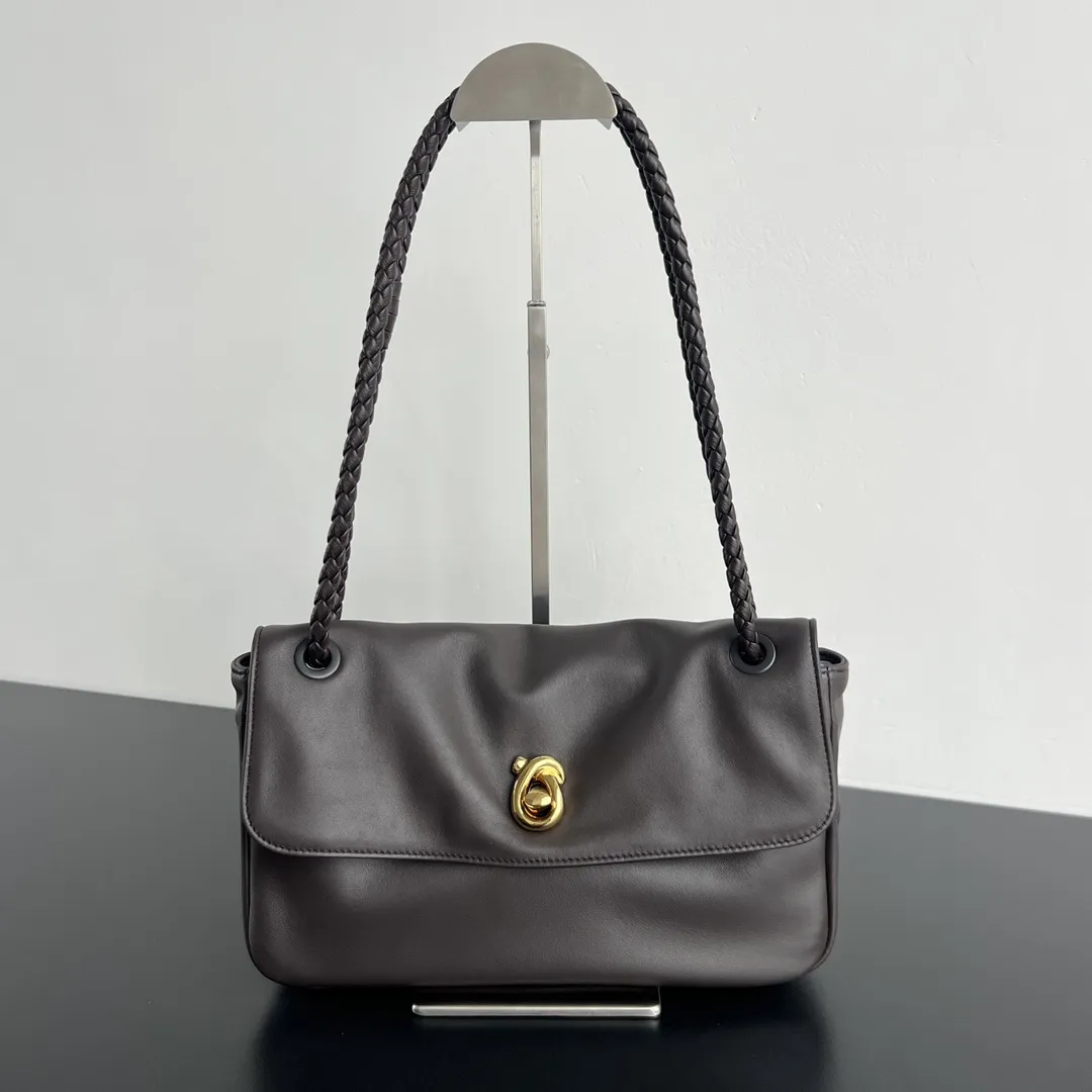 Bottega Veneta Madison Bag in smooth lambskin leather black 1:1 elite quality