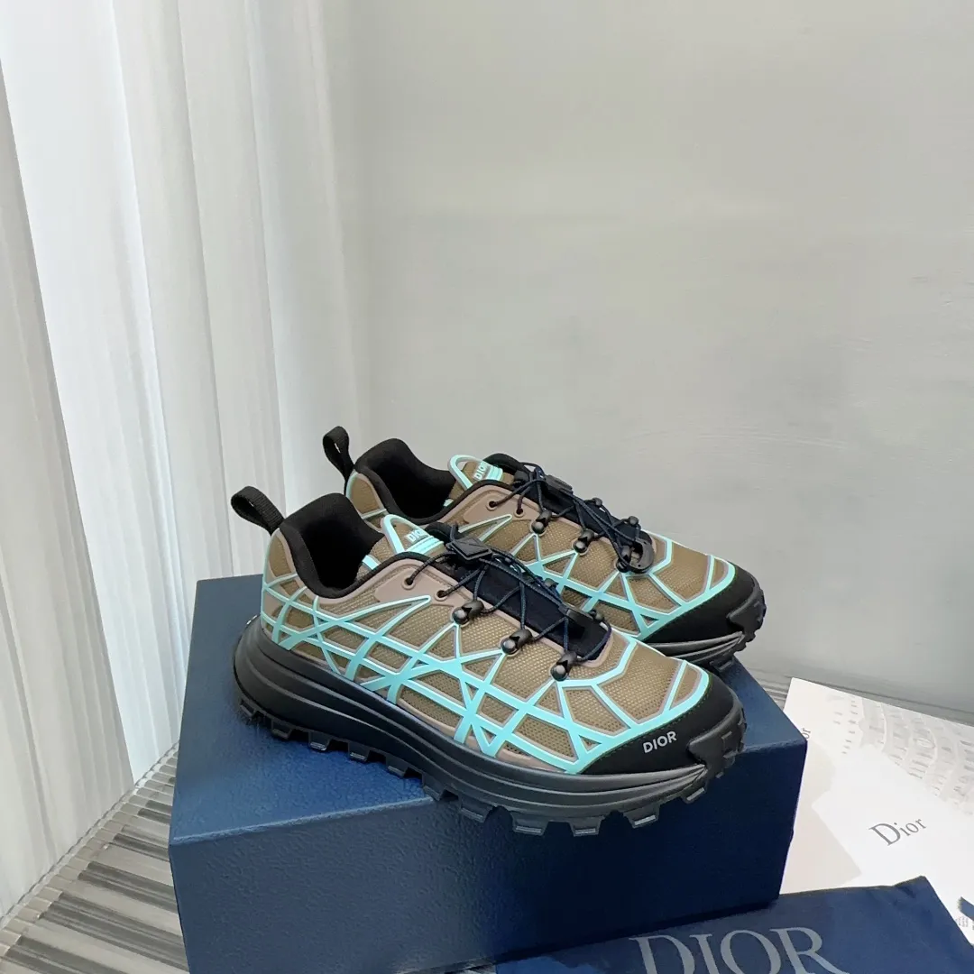 Dior B31 technical mesh detailing and premium TPU outsole construction